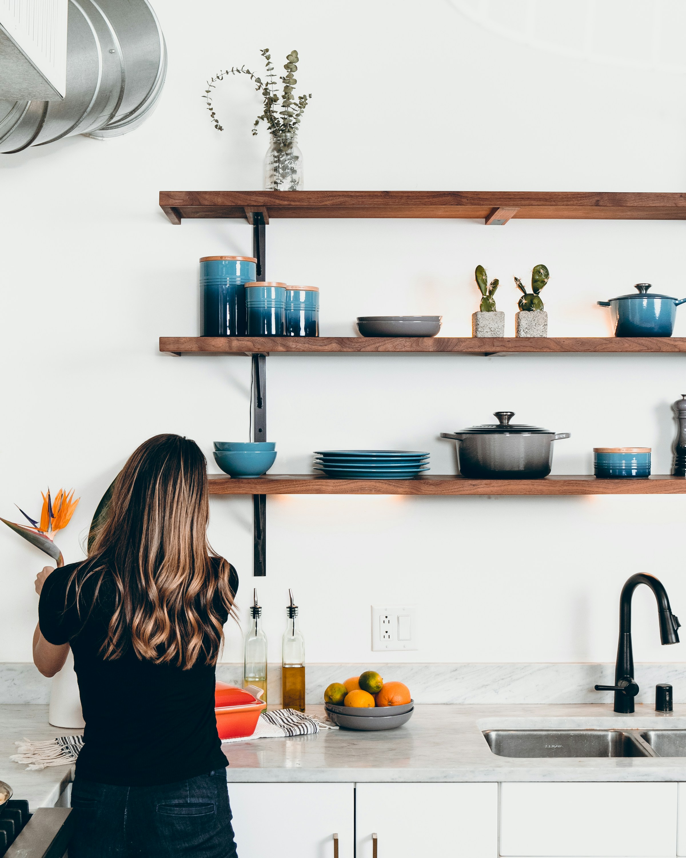 A woman standing in a kitchen | Source: Unsplash
