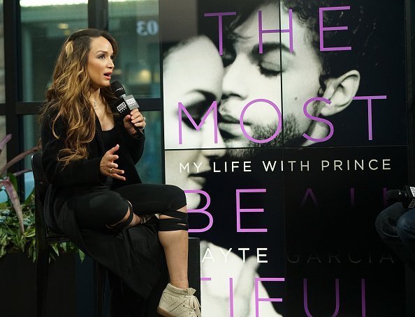 Mayte Garcia assiste à la série de conférences "Build" pour discuter de "La plus belle" : Ma vie avec Prince" au Build Studio le 6 avril 2017 à New York. | Photo : Getty Images Mayte Garcia assiste à la série de conférences "Build" pour discuter de "La plus belle" : Ma vie avec Prince" au Build Studio le 6 avril 2017 à New York. | Photo : Getty Images