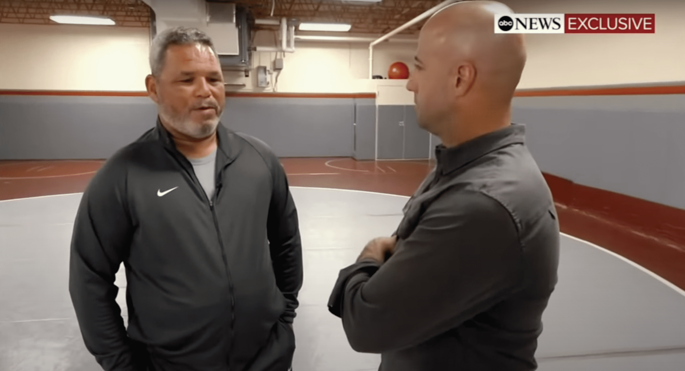 El entrenador de lucha, Jim Zeigler, en entrevista | Foto: YouTube.com/NBC Noticias