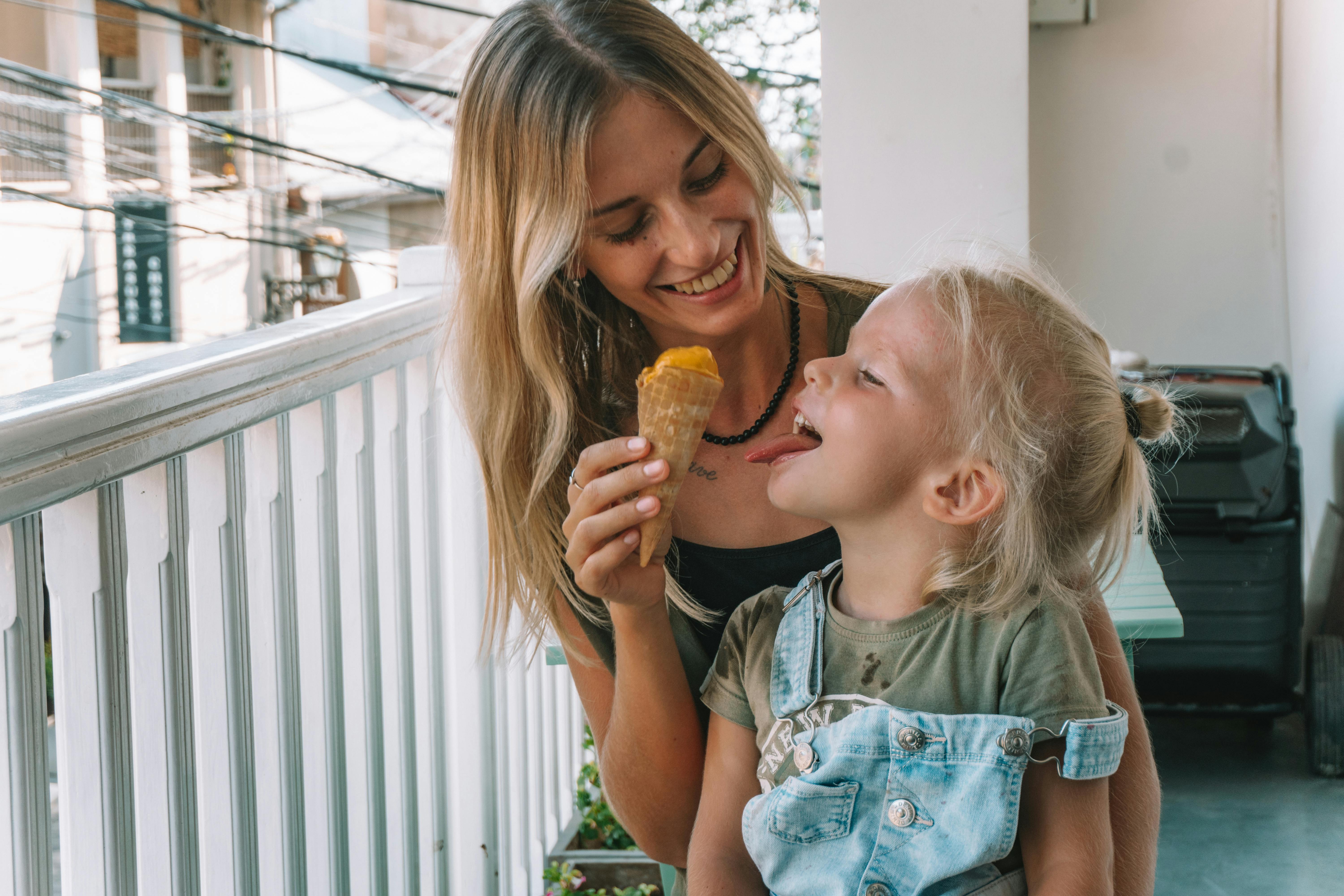 A happy mother and daughter | Source: Pexels