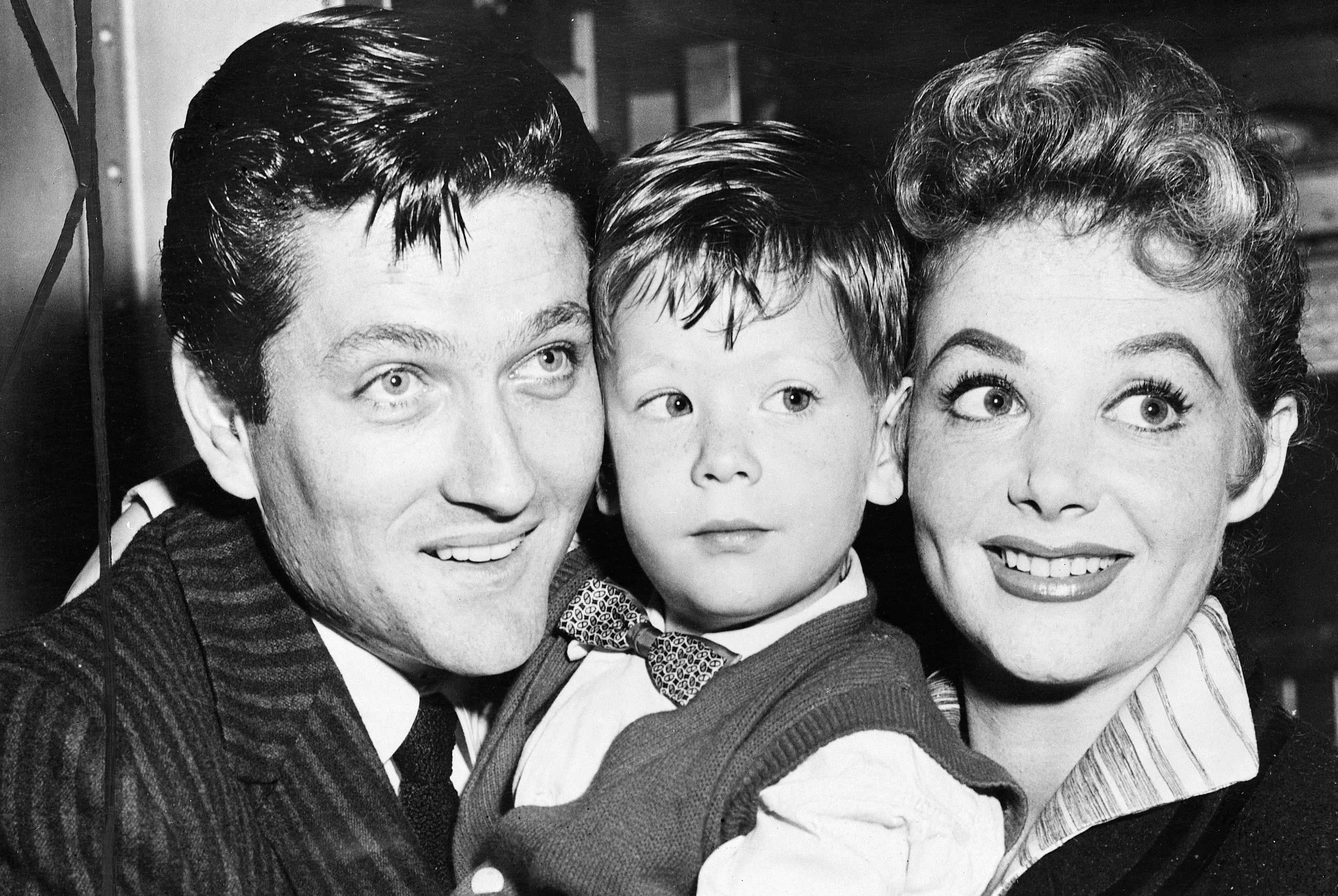 John Drew Barrymore, Cara Williams, and their son, John Barrymore, Jr., on August 30, 1957 | Source: Getty Images