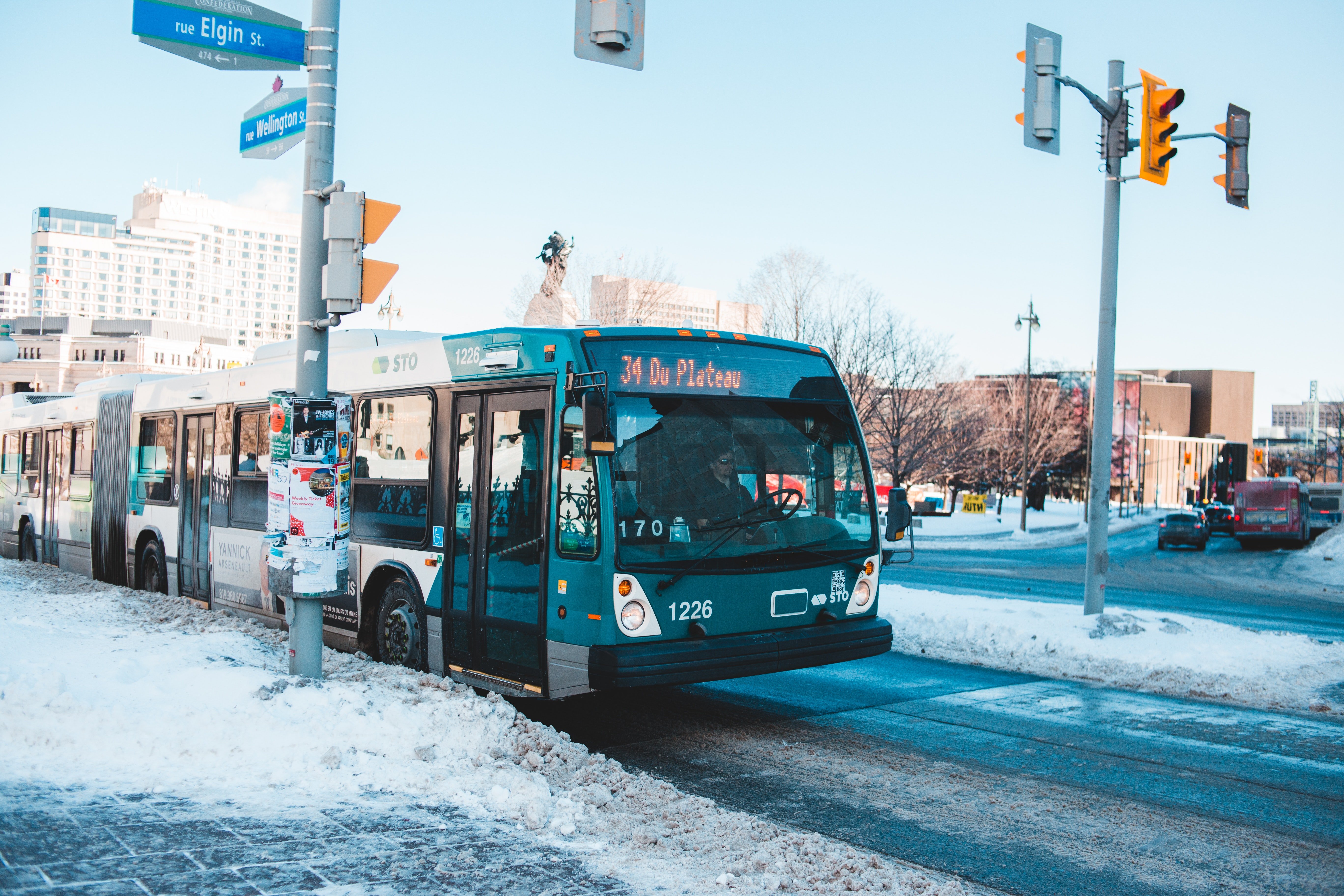 Après avoir quitté le premier arrêt de la journée, Timmy a entendu les passagers se disputer | Photo : Pexels