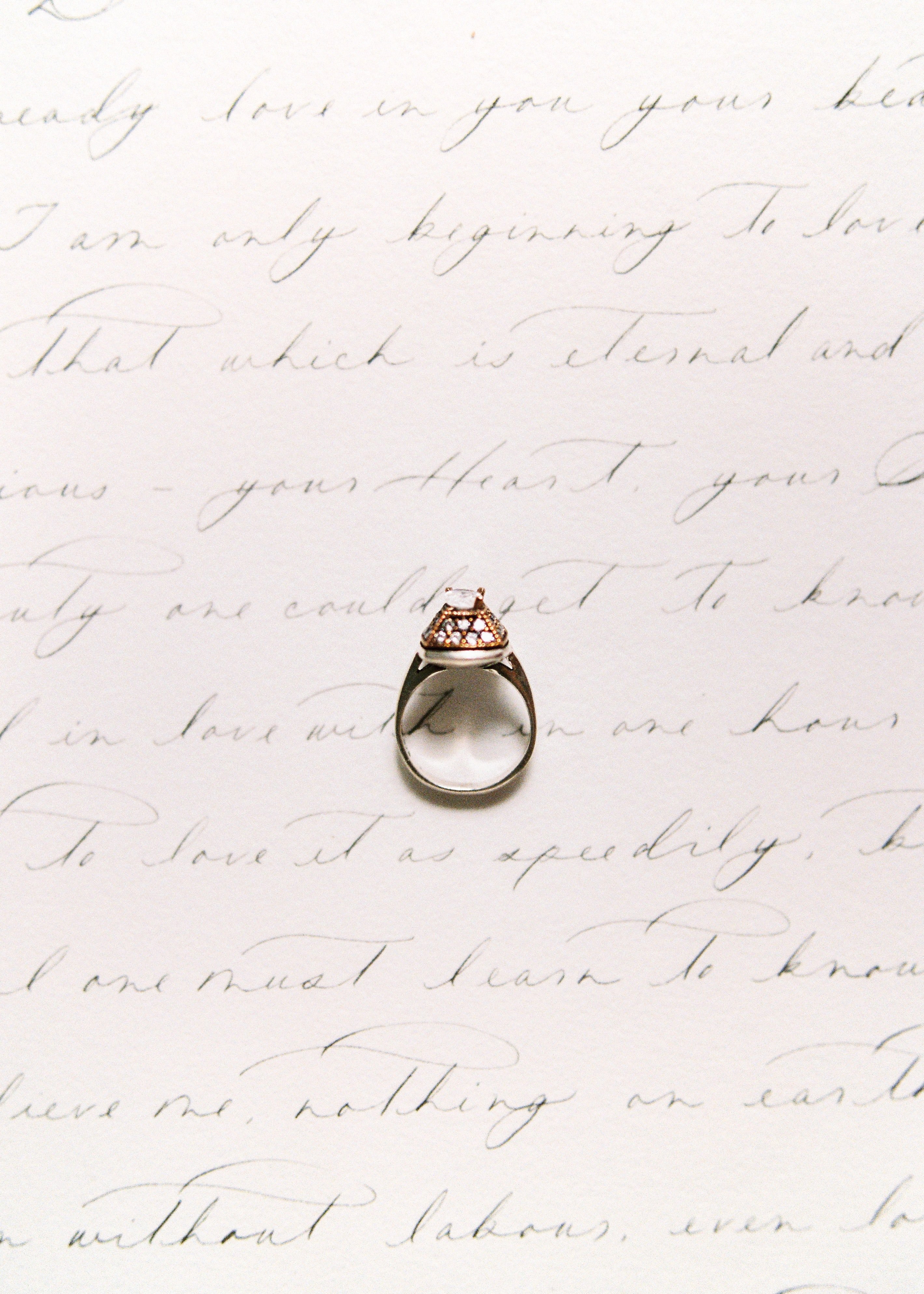 Una nota manuscrita y un anillo. | Foto: Pexels