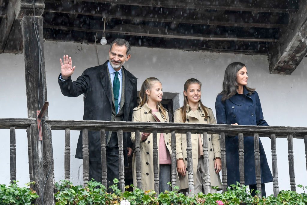 El rey Felipe VI, la princesa Leonor, la reina Letizia y la Infanta Sofía de España, el 19 de octubre de 2019 en Asiegu, España. | Foto: Getty Images El rey Felipe VI, la princesa Leonor, la reina Letizia y la Infanta Sofía de España, el 19 de octubre de 2019 en Asiegu, España. | Foto: Getty Images