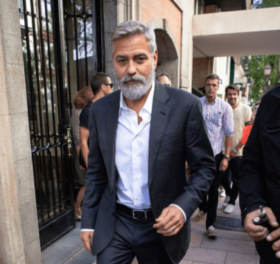 Der Schauspieler George Clooney verlässt am 24. September 2019 in Madrid, Spanien, die Dreharbeiten zum TV-Spot "Nespresso". | Quelle: Getty Images