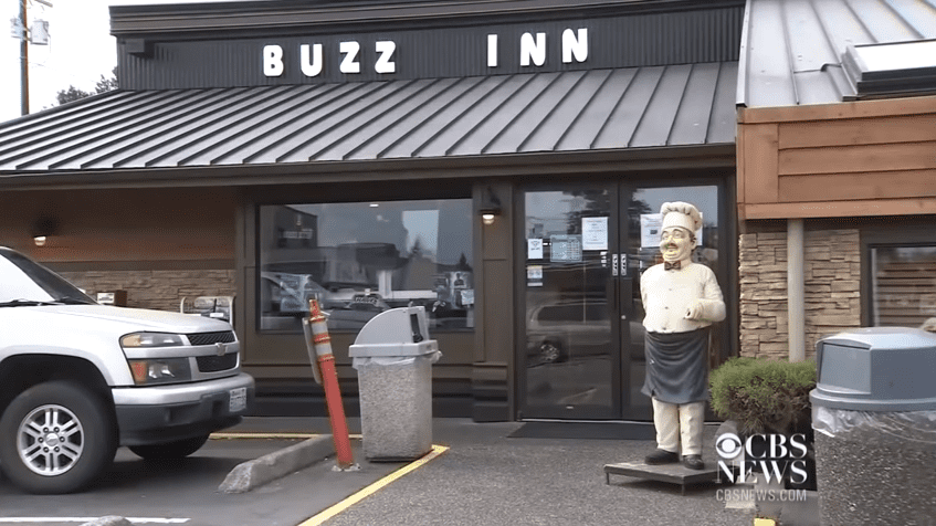 Fachada de Buzz Inn Steakhouse. | Foto: YouTube/CBS News