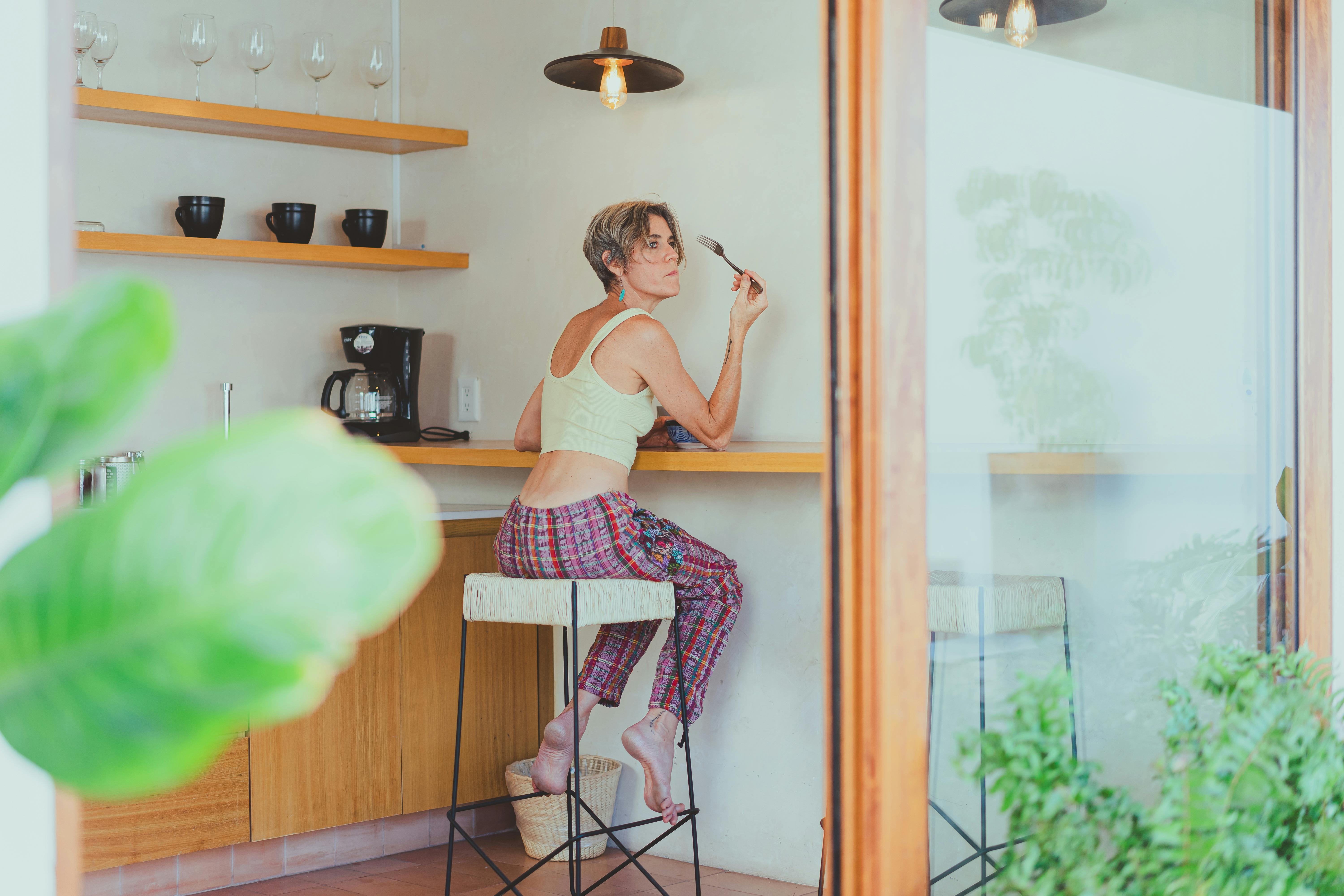 A woman eating breakfast | Source: Pexels
