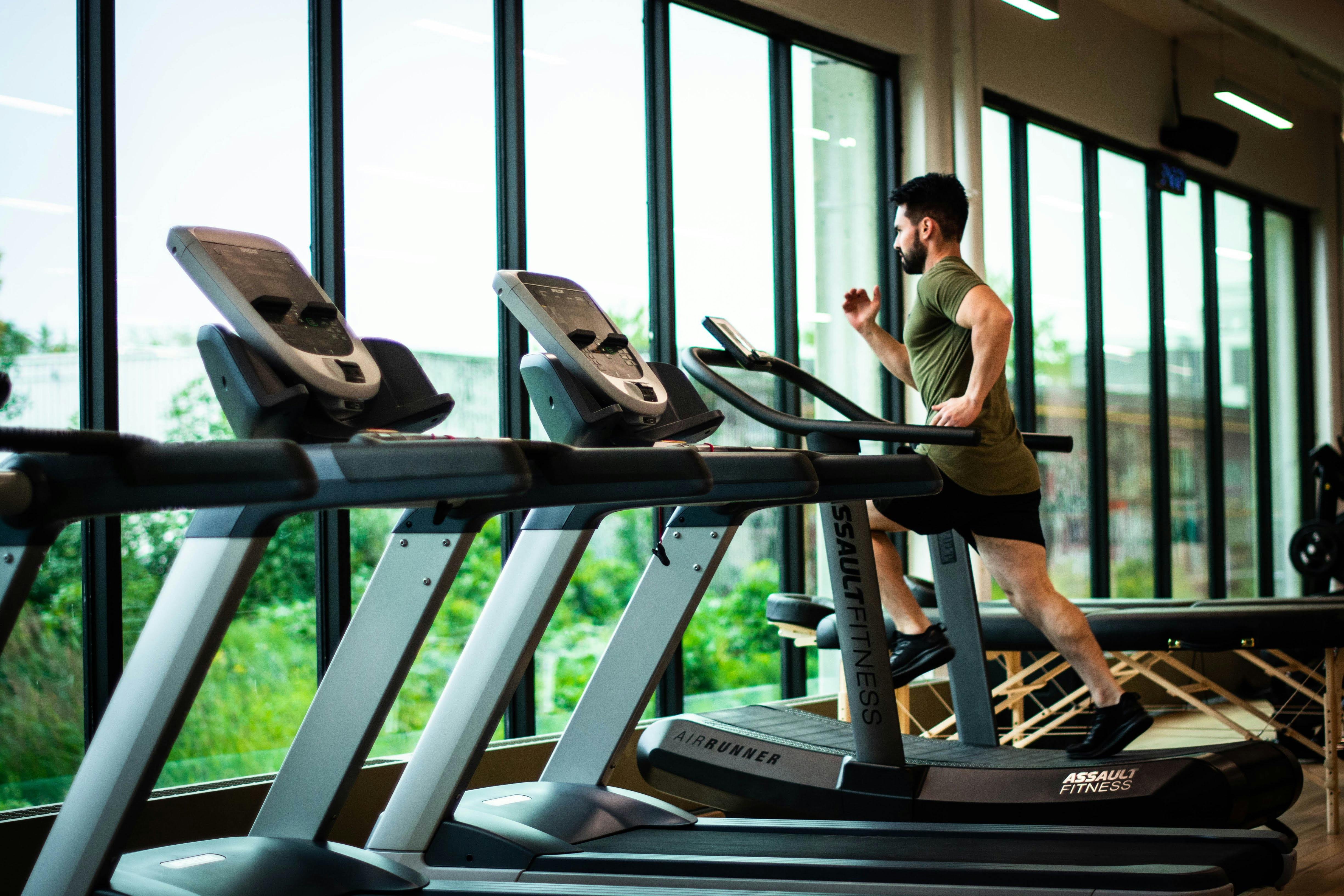 Man running in a gym | Source: Pexels