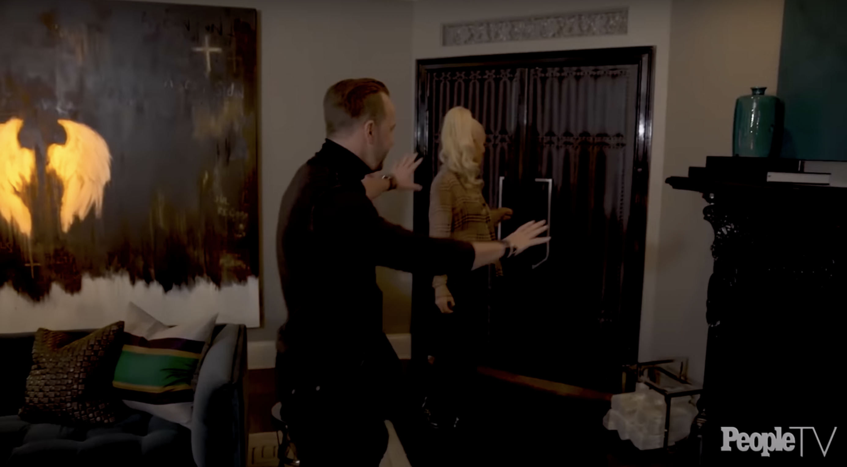 Jenny McCarthy and Donnie Wahlberg in their home from a video dated October 11, 2019. | Source: YouTube/people