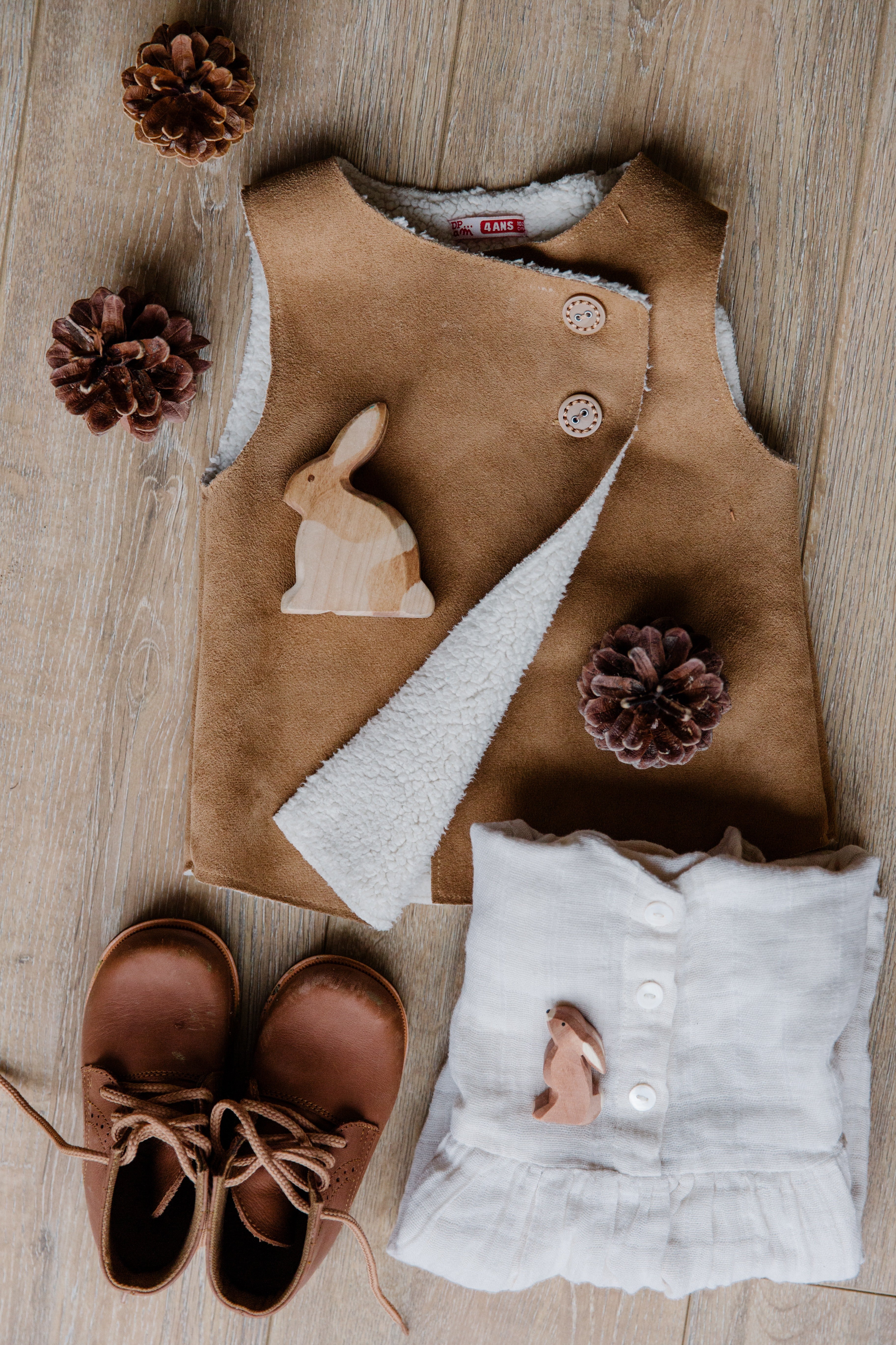 Victor found baby shoes and clothes inside. | Source: Pexels