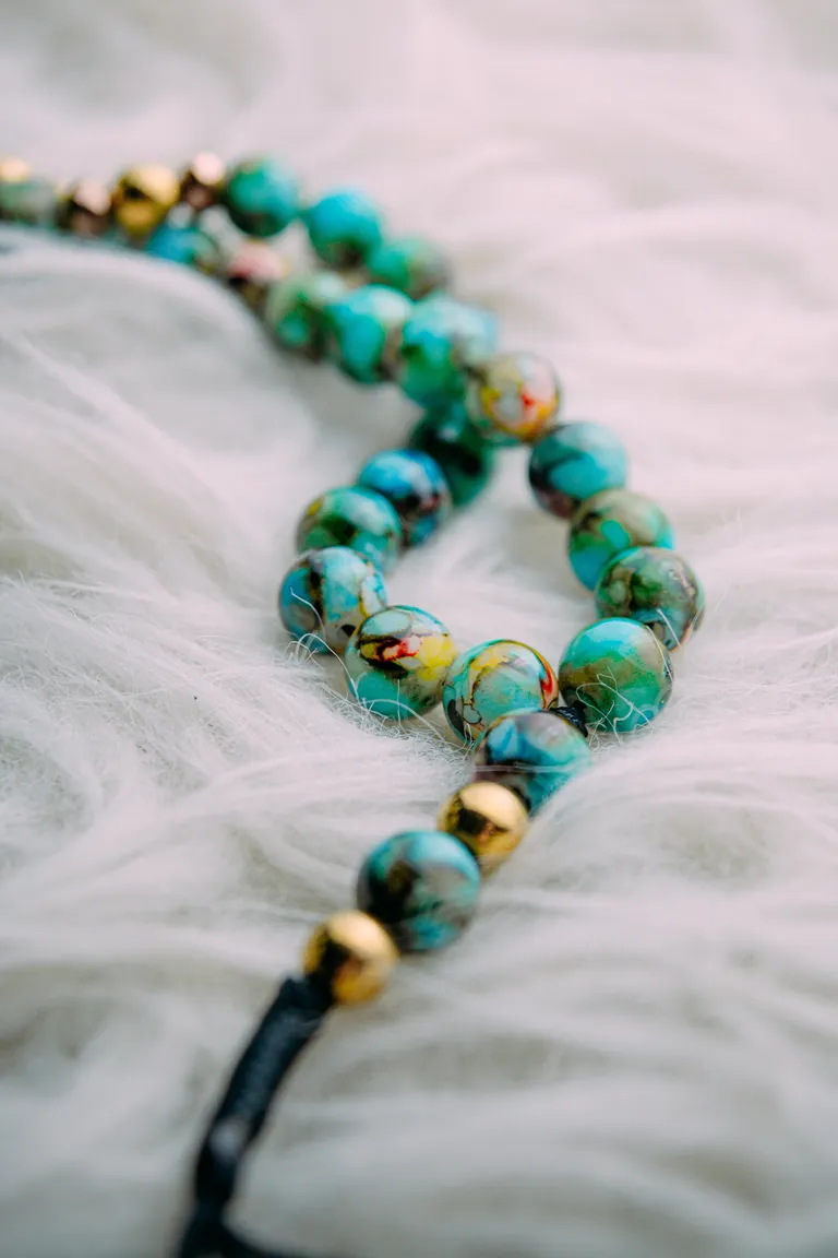 Sophia a suivi les perles et a découvert un compartiment à bagages verrouillé | Photo : Unsplash