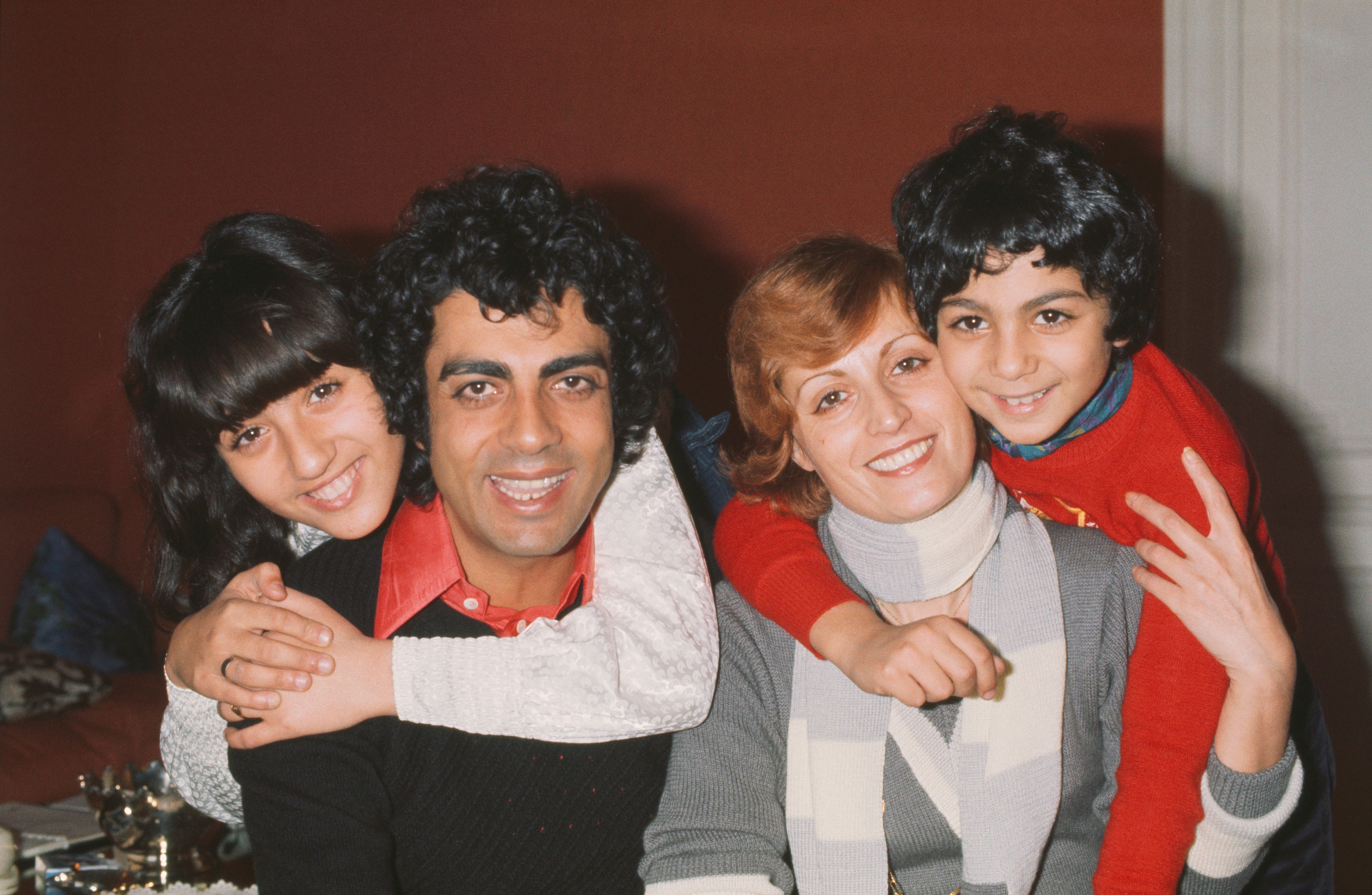 Enrico Macias avec sa femme Suzy et leurs enfants Jocya et Jean-Claude. l Source : Getty Images