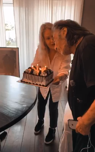 Beverly D'Angelo holds a cake for Al Pacino | Source: instagram.com/officialbeverlydangelo