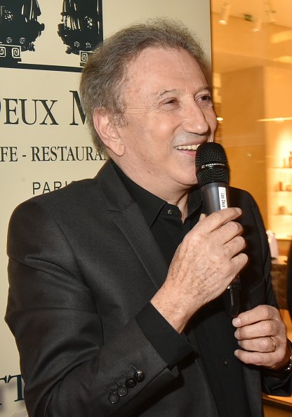 Michel Drucker assiste à la signature du livre "Il Faut Du Temps Pour Rester Jeune".| Photo : Getty Images. Michel Drucker assiste à la signature du livre "Il Faut Du Temps Pour Rester Jeune".| Photo : Getty Images.