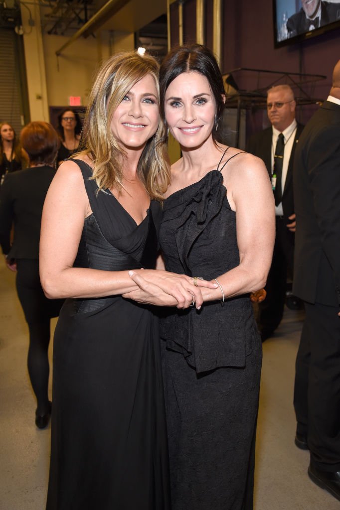 Jennifer Aniston (à gauche) et Courteney Cox assistent au 46e gala de remise des prix de l'American Film Institute pour l'ensemble de leur carrière, en hommage à George Clooney au Dolby Theatre. | Photo : Getty Images