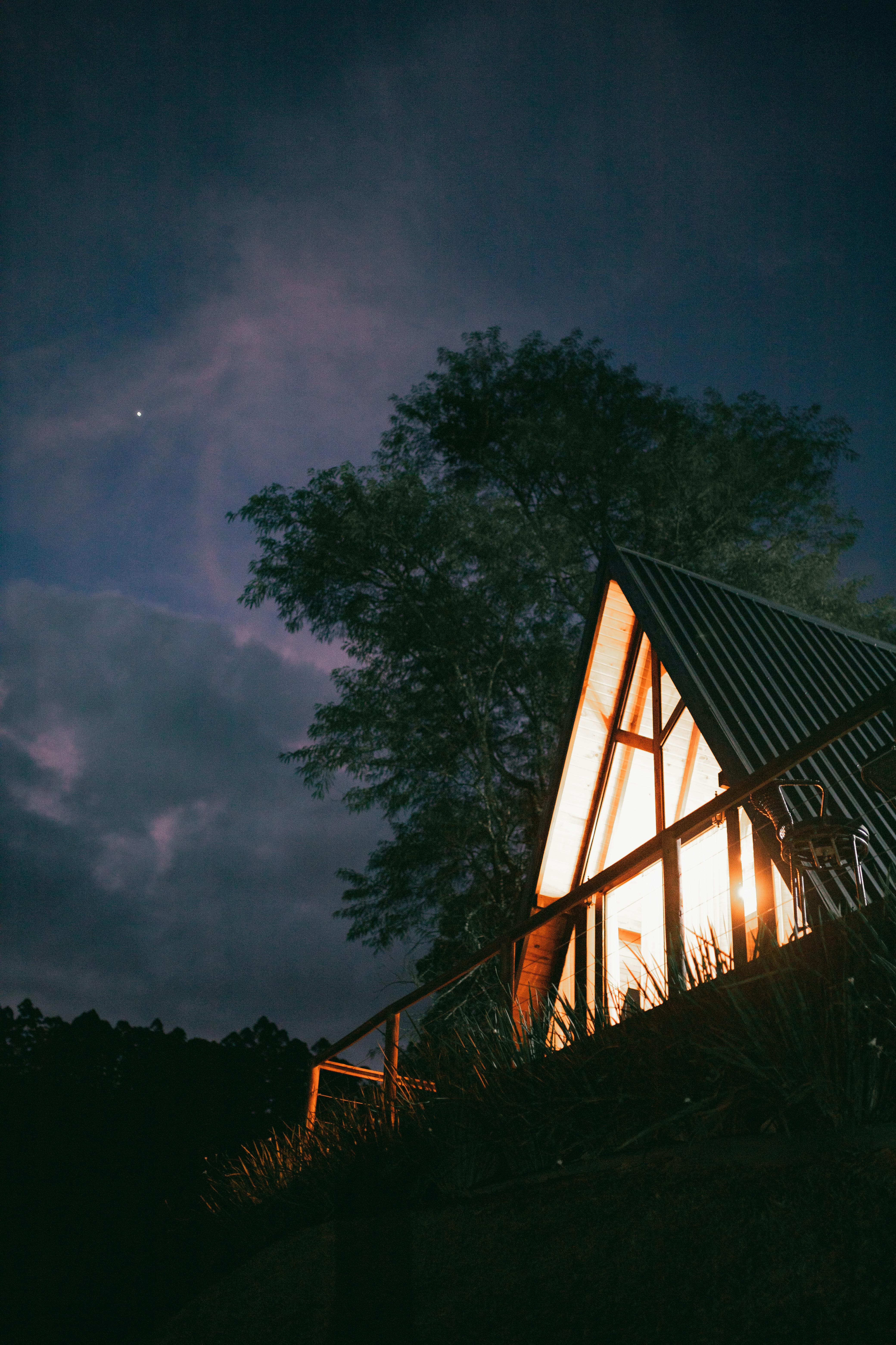 A house at night | Source: Pexels