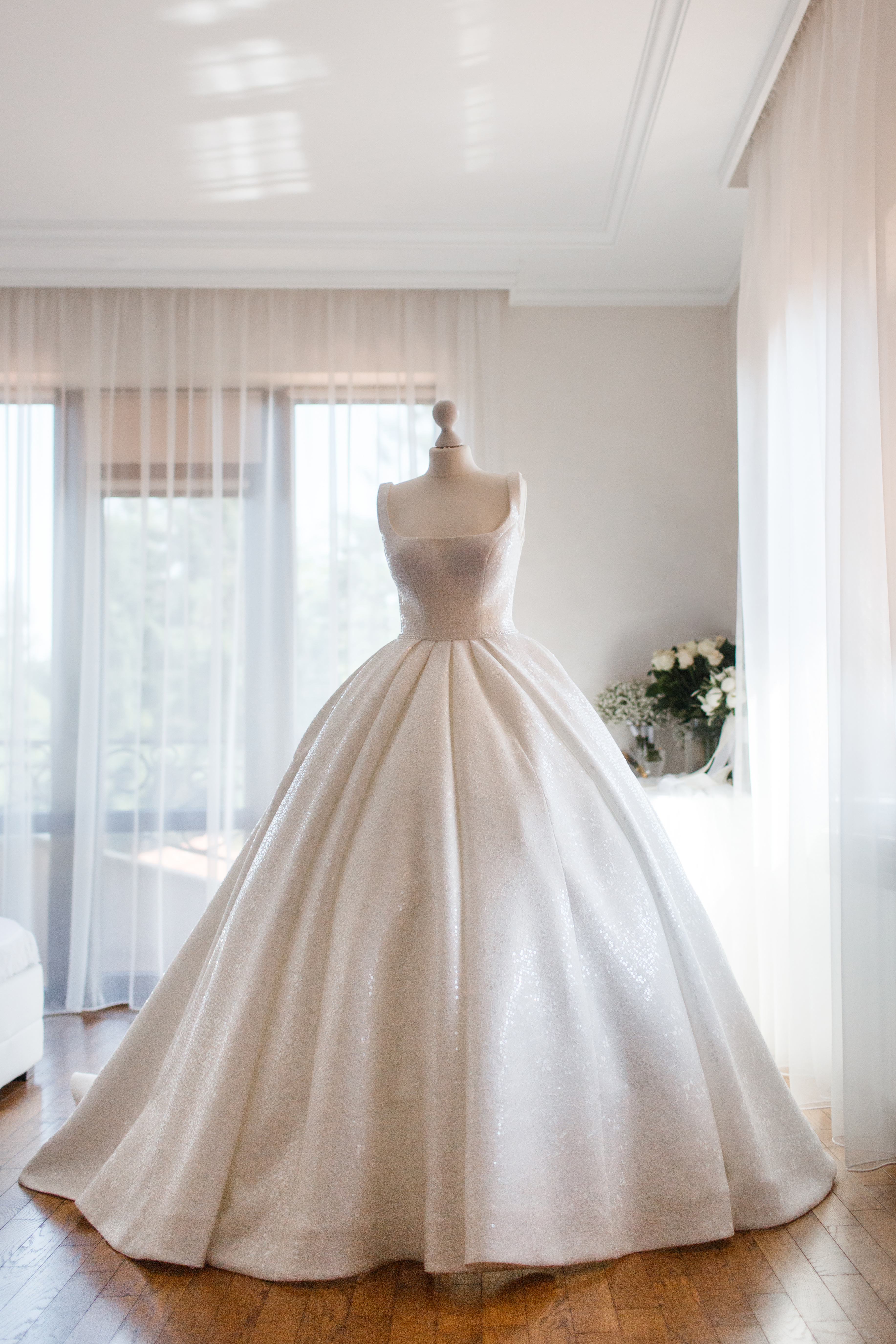 A wedding dress on a mannequin in a store | Source: Getty Images