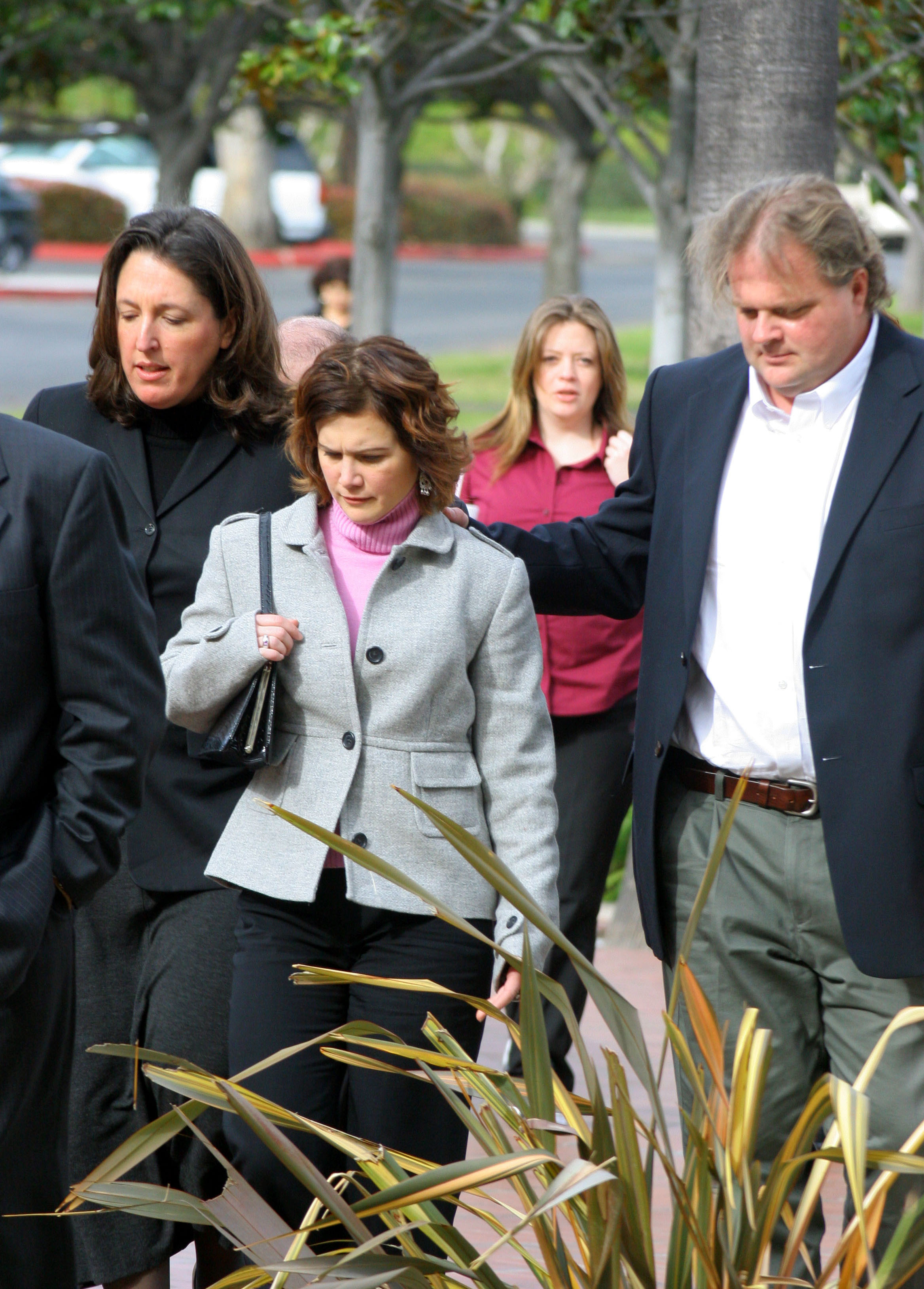 Defense attorney Blair Berk, Tracey Gold, and her husband Roby Marshall at the Ventura Hall of Justice for a court appearance on January 6, 2005, in Ventura, California. | Source: Getty Images