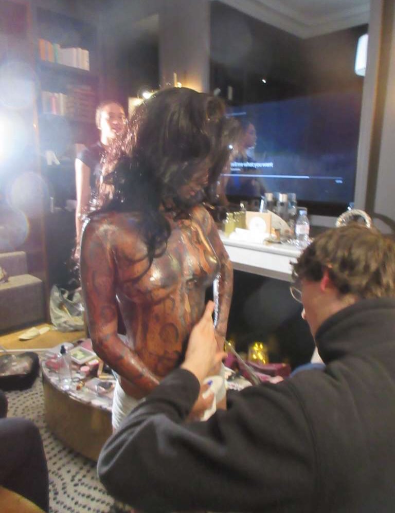 Simon Carle applies ink designs on Tyla's skin  | Source: Instagram/tyla