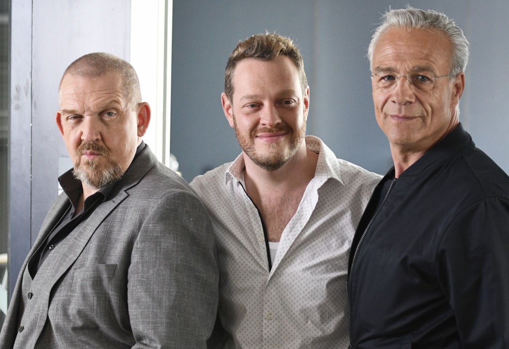 Schauspieler Dietmar Bär als Freddy Schenk, Roland Riebling als Assistent Norbert Juette und Klaus J. Behrent im Rile von Kommissar Max Ballauf während der Dreharbeiten zu "Tatort - Tiefer Sturz" am Set. (Foto von Henning Kaiser) I Quelle: Getty Images