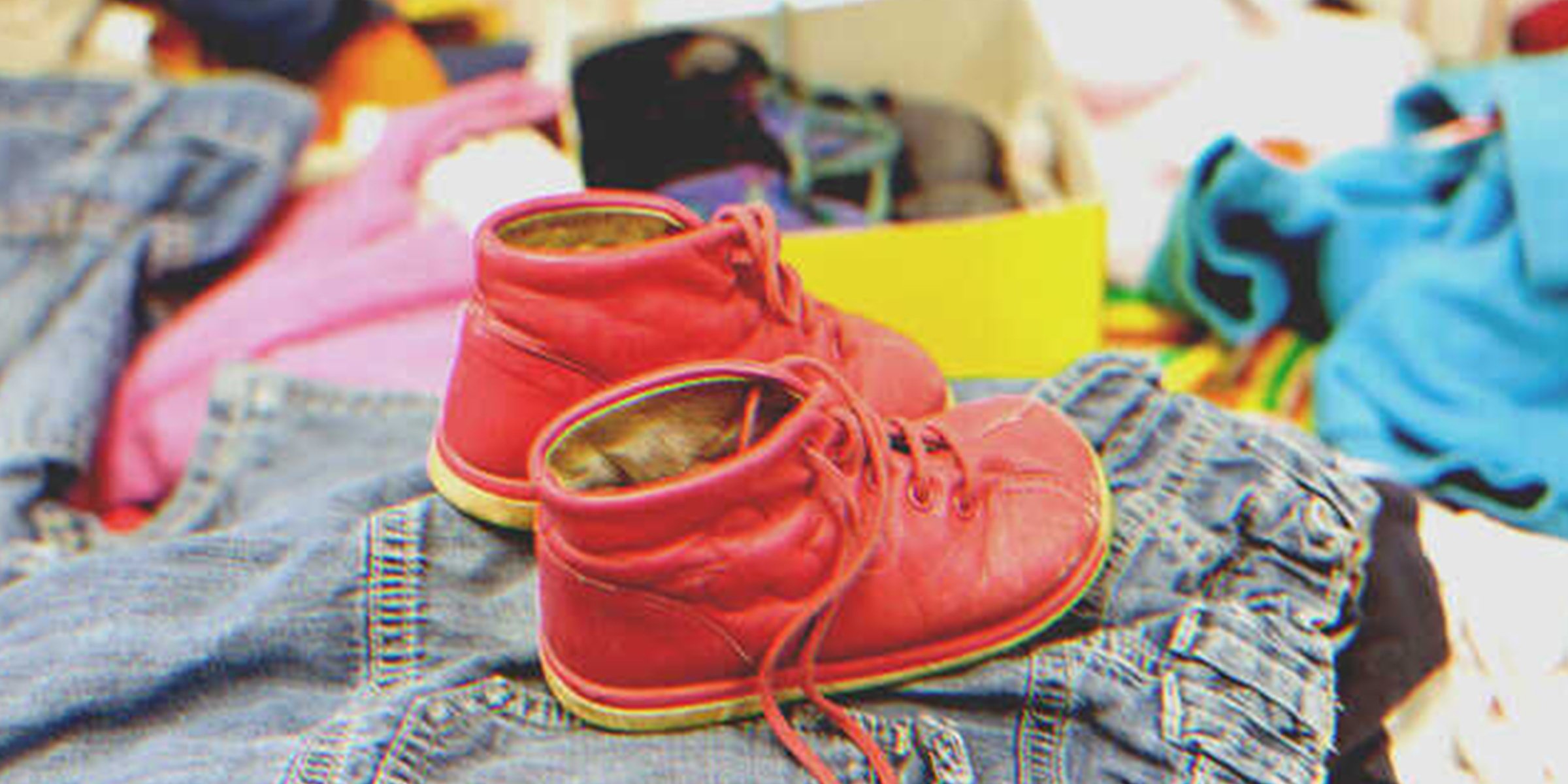 Un par de zapatos de bebe rojos | Foto: Shutterstock