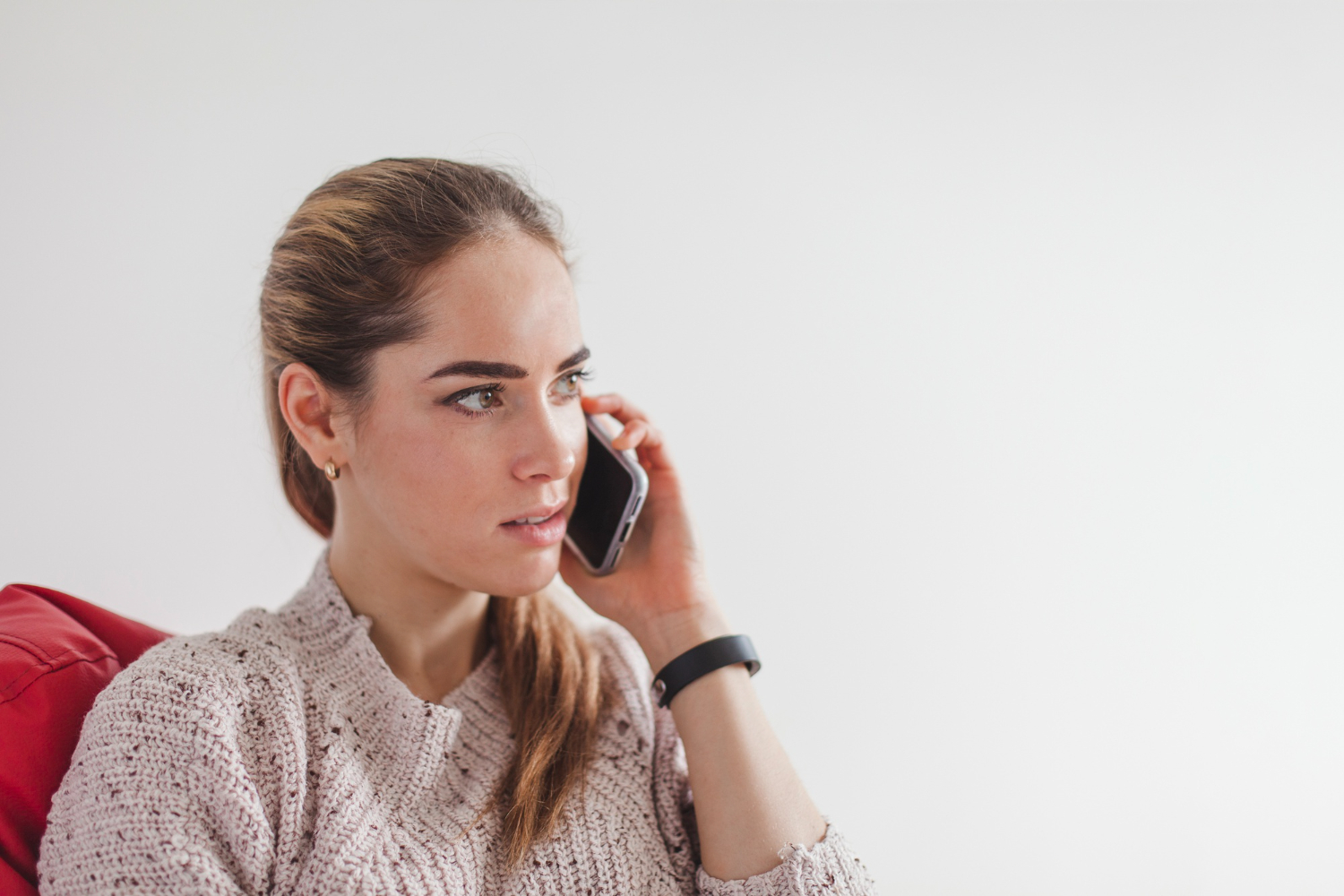 Worried woman talking to her husband | Source: Freepik