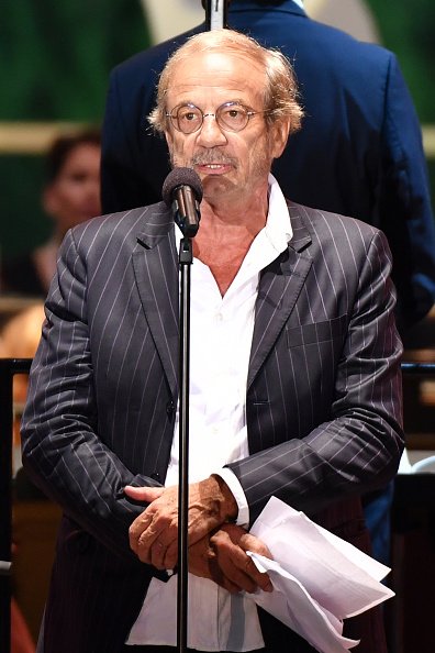 L'acteur français Patrick Chesnais lit un texte, sur scène, lors d'une cérémonie commémorative. |photo : Getty Images
