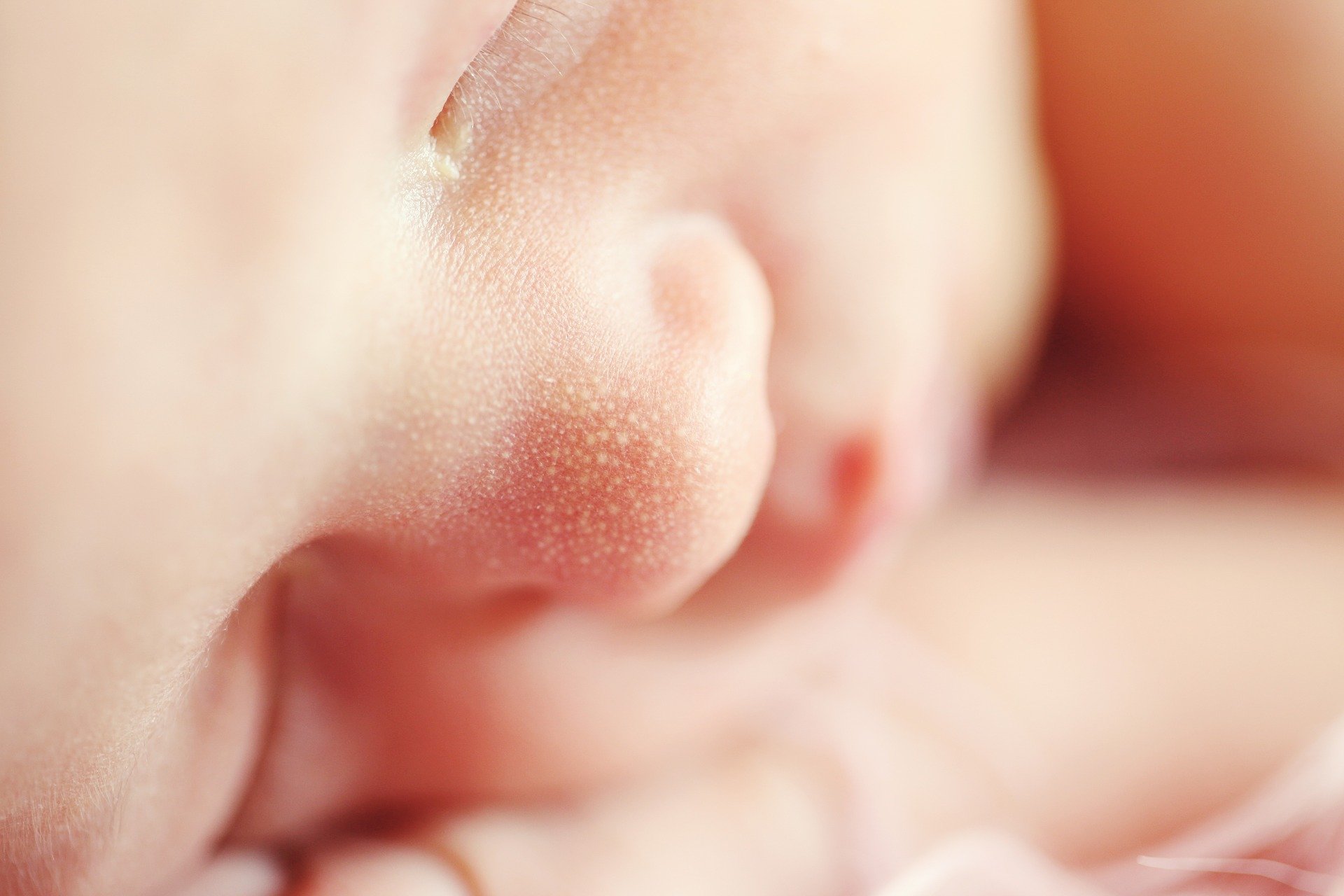 Un nouveau-né endormi.| Photo : Pixabay