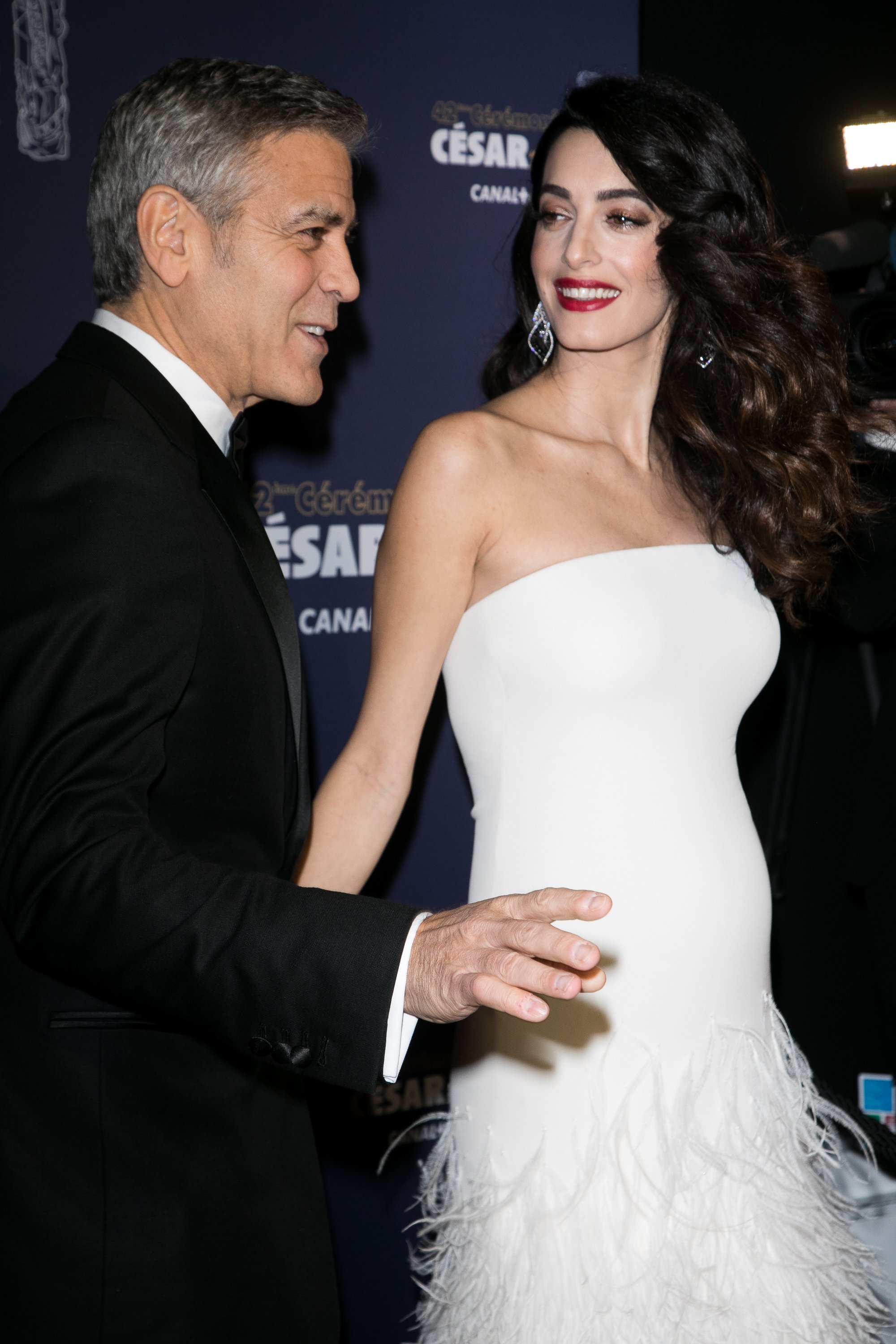 George y Amal Clooney en la ceremonia de entrega de los Premios Cinematográficos Cesar en la Salle Pleyel, el 24 de febrero de 2017 en París, Francia. | Foto: Getty Images