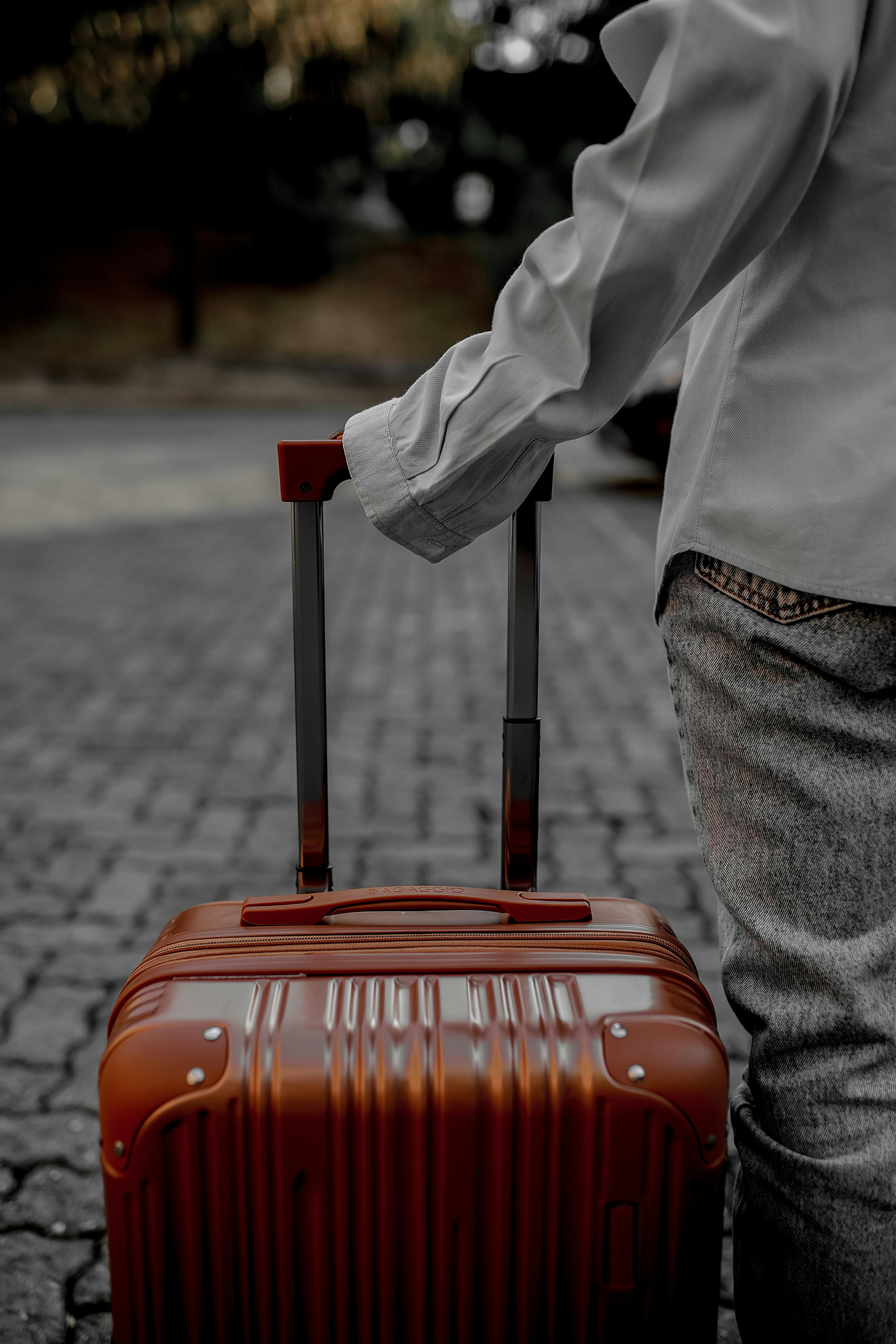 A man with luggage | Source: Pexels