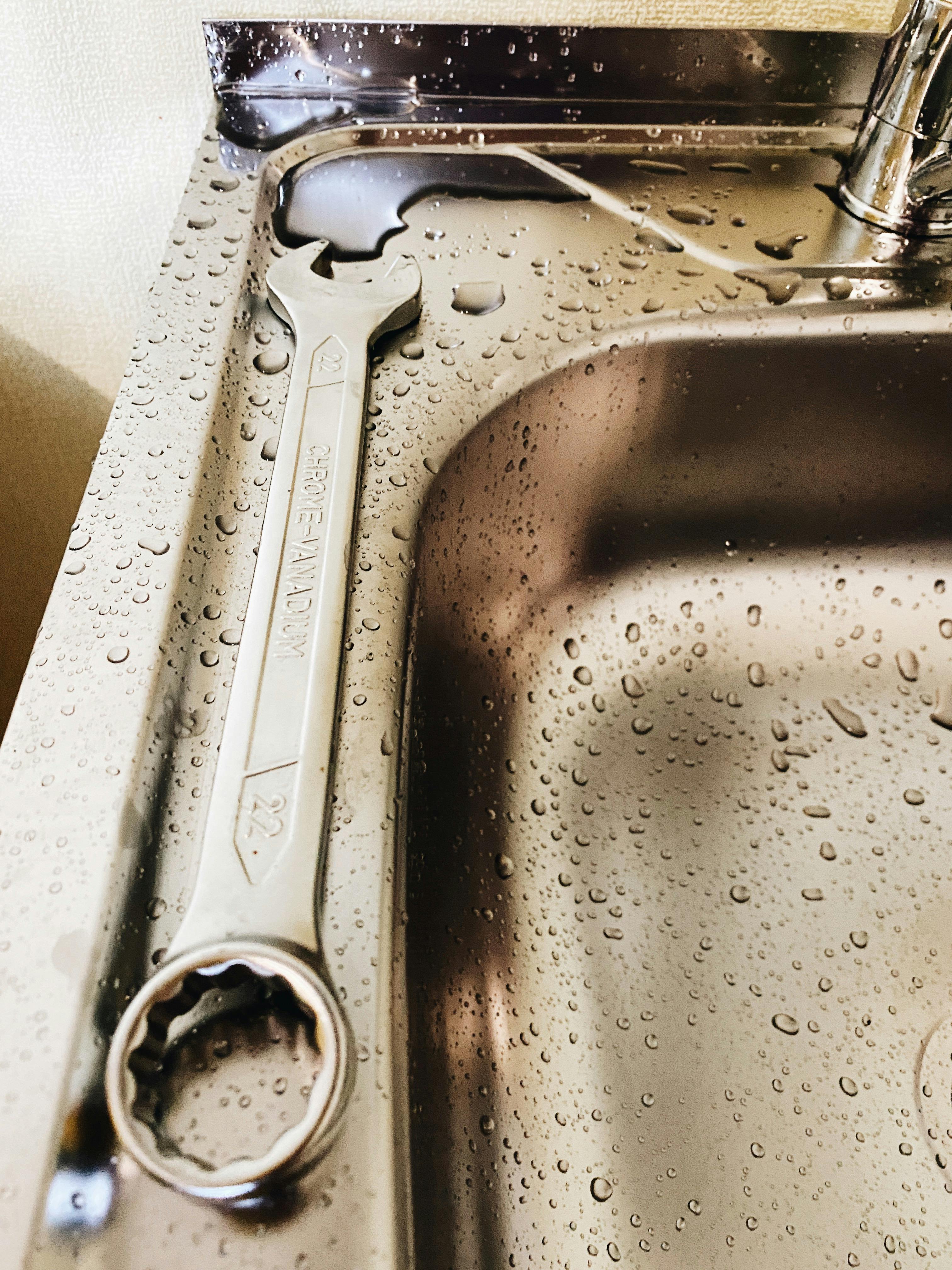 Water in a leaking sink | Source: Pexels