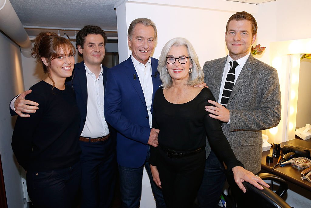 William Leymergie pose avec son épouse Maryline, leurs fils Sacha, Gery et leur fille Anna lors de la 'Vivement Dimanche' French TV Show Special ' France Television en Fete 'au Pavillon Gabriel le 4 novembre 2015 à Paris. | Photo : Getty Images