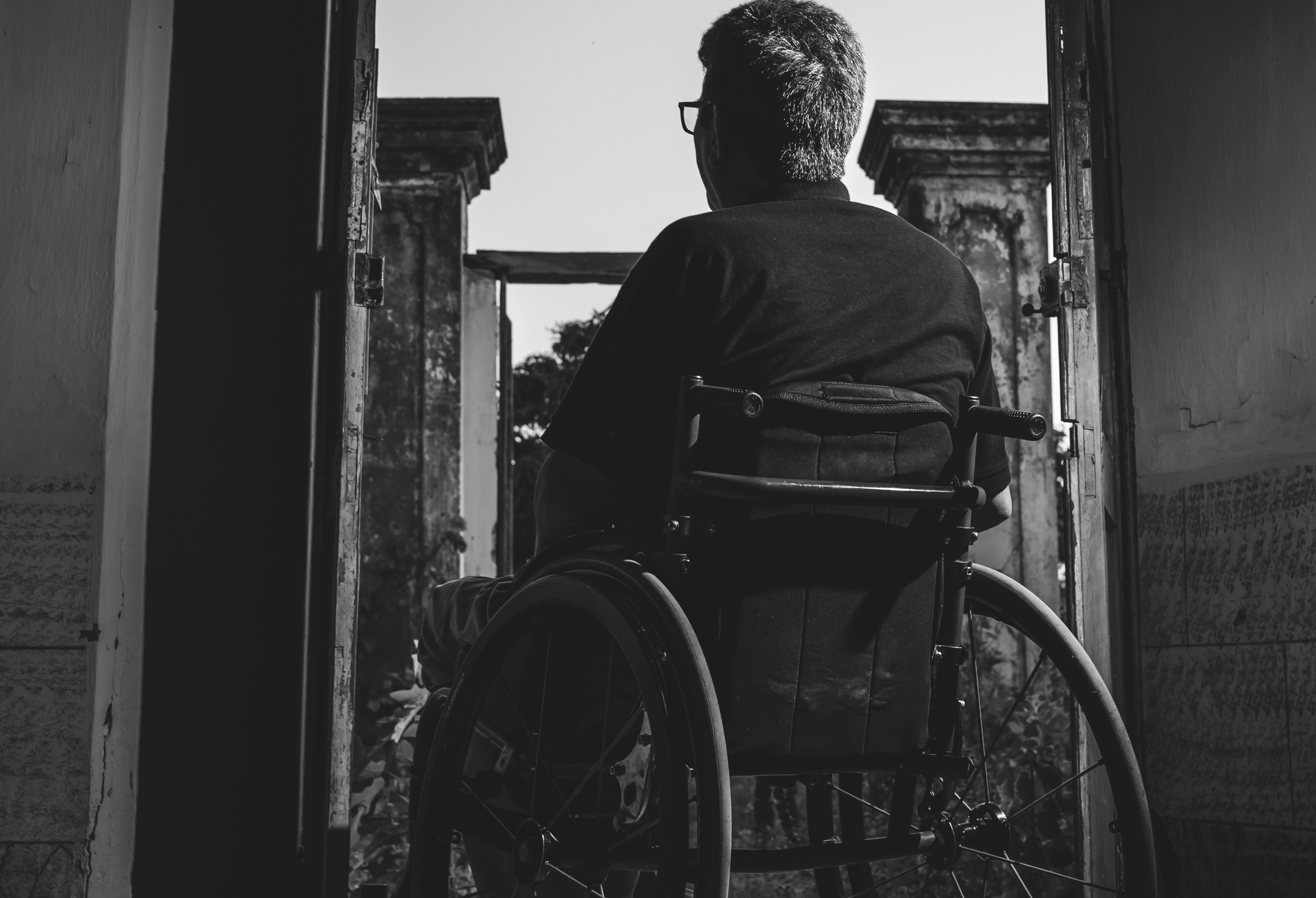 Andrew met Robert, his neighbor who was in a wheelchair. | Source: Pexels