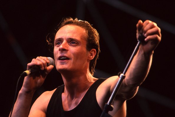 Mano Solo en concert lors du festival des Francofolies de La Rochelle en juillet 1994, France. | Photo : Getty Images Mano Solo en concert lors du festival des Francofolies de La Rochelle en juillet 1994, France. | Photo : Getty Images
