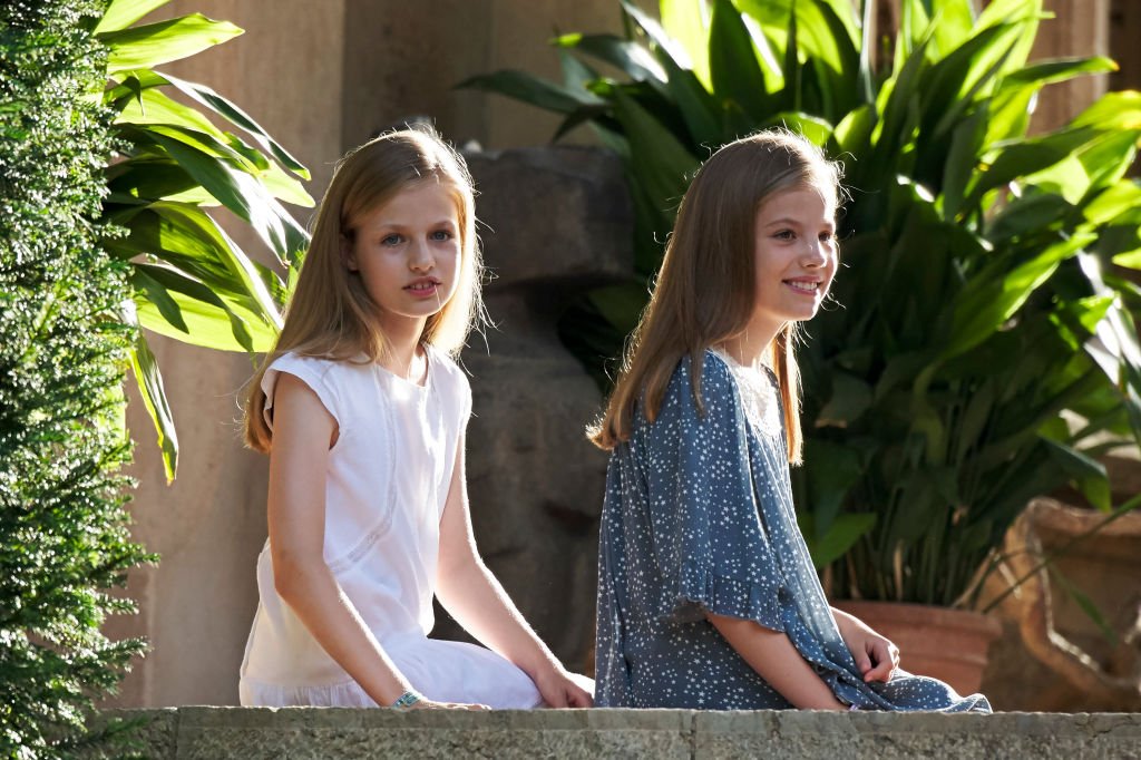 La Princesa Leonor (I) y la Princesa Sofía de España (D) durante la sesión fotográfica de verano en el Palacio de Marivent el 31 de julio de 2017 en Palma de Mallorca. | Foto: Getty Images