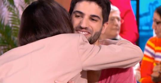 La maman de Kévin le prend dans ses bras sur le plateau de Faustine Bollaert.| Photo: Facebook/Actu People