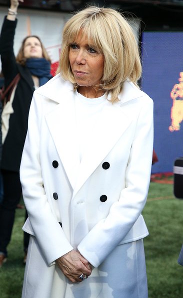 Brigitte Macron, Première Dame de France, lors d'un match de charité au profit de la Fondation des Femmes et du Relais 51 entre anciens joueurs du Stade de Reims et du Varietes Club de France au Stade Auguste Delaune. | Photo : GettyImage