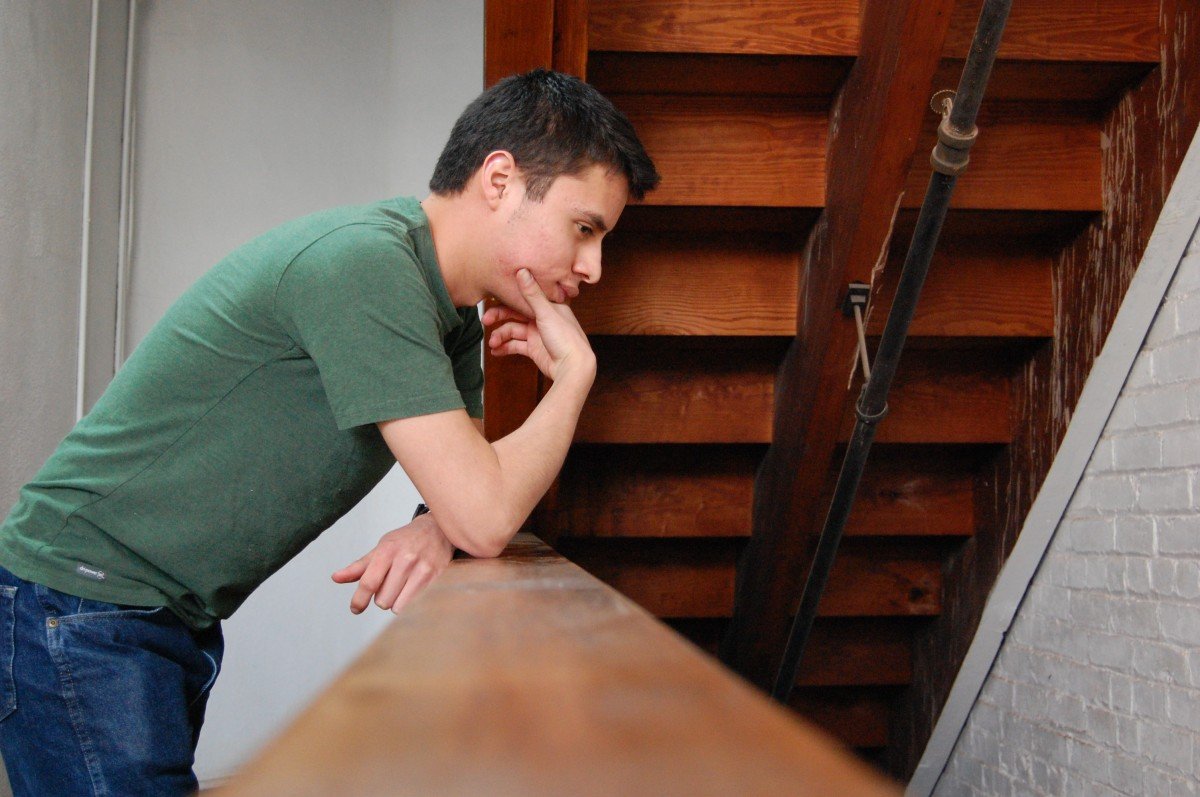 Hombre preocupado mirando hacia abajo . | Imagen: PxHere Hombre preocupado mirando hacia abajo . | Imagen: PxHere