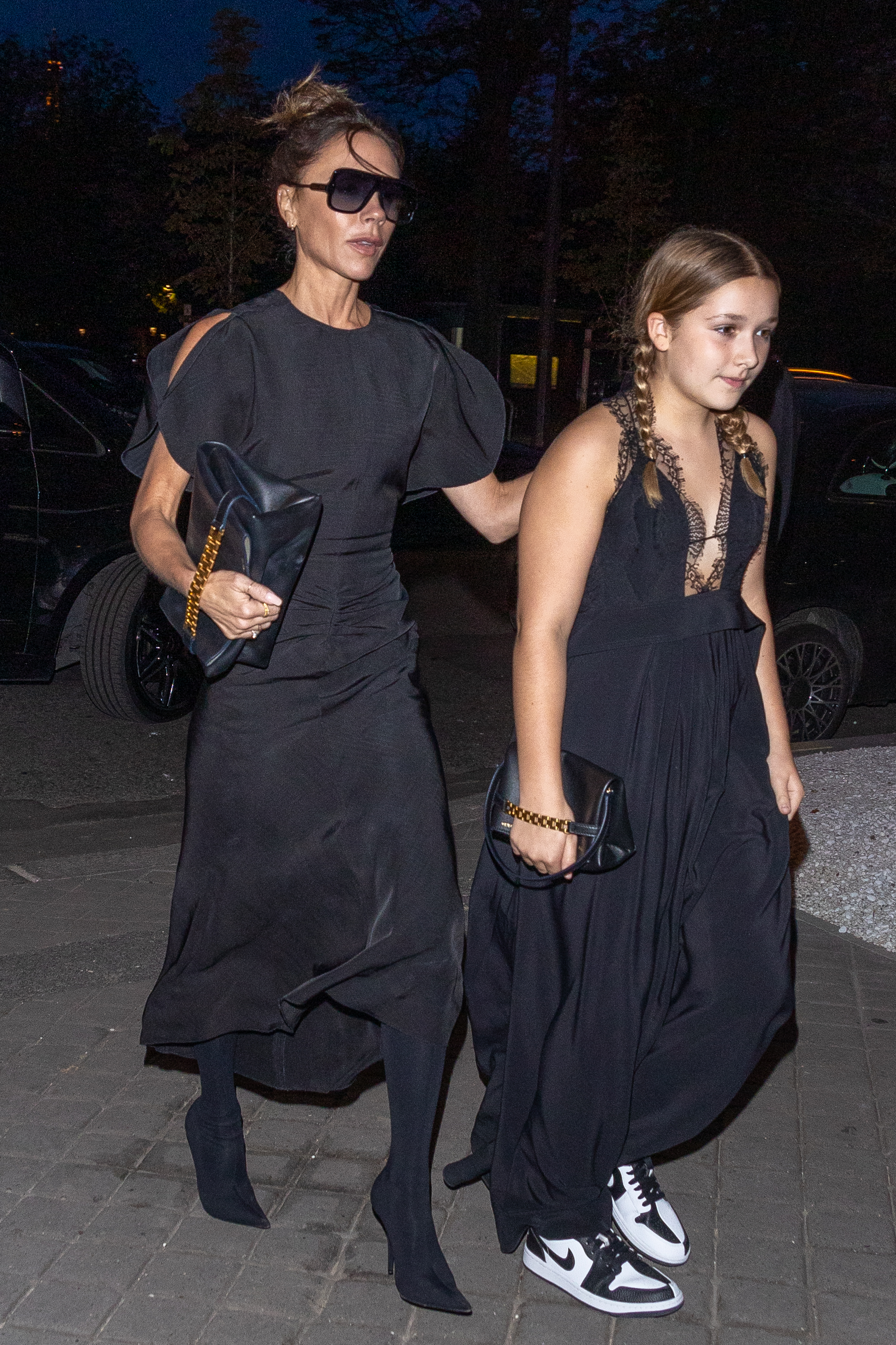 Victoria Beckham and her daughter Harper walks in Paris on September 30, 2022 | Source: Getty Images