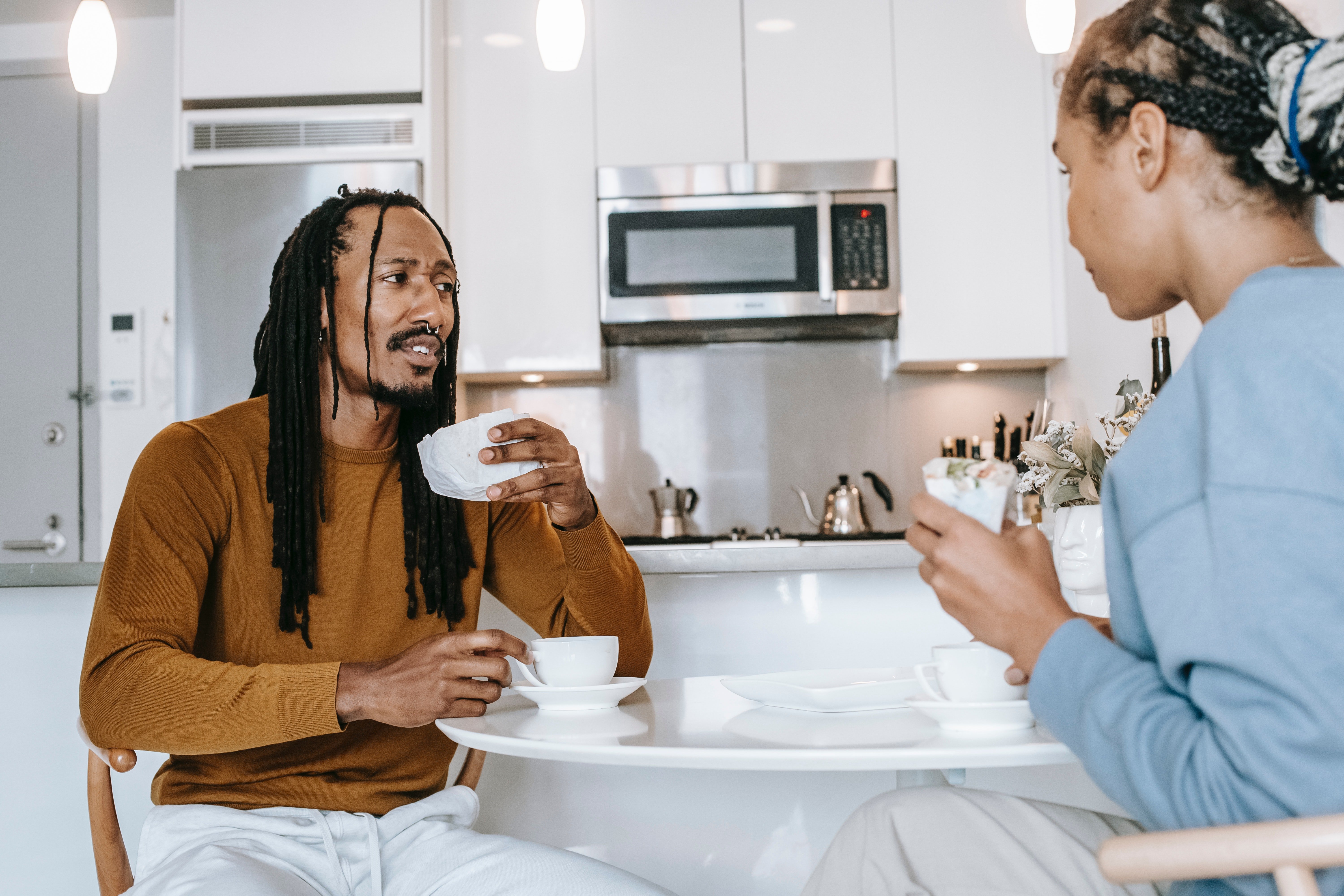 Una pareja tomando el desayuno y conversando. | Foto: Pexels.