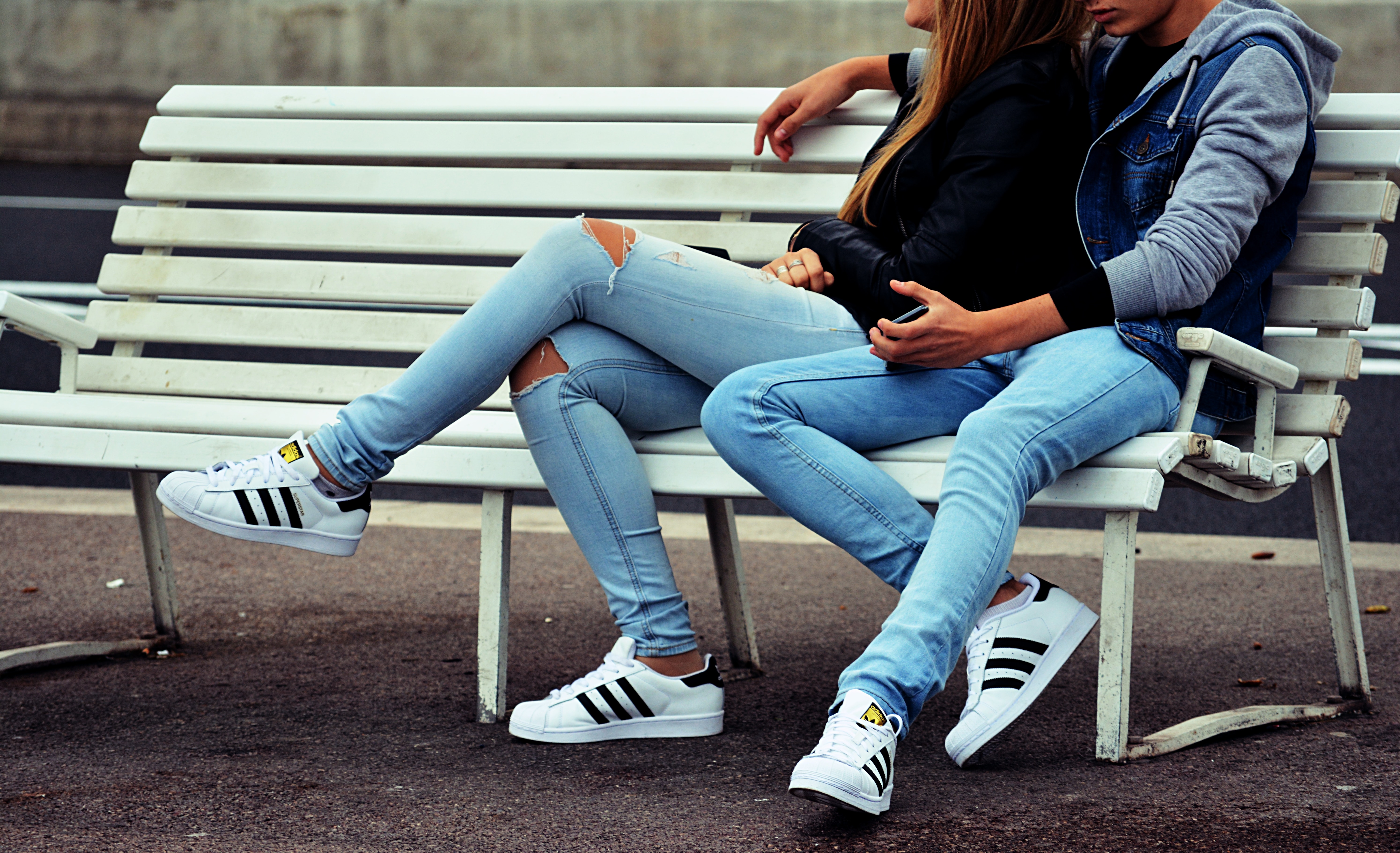 A couple sitting on a bench. | Source: Unsplash