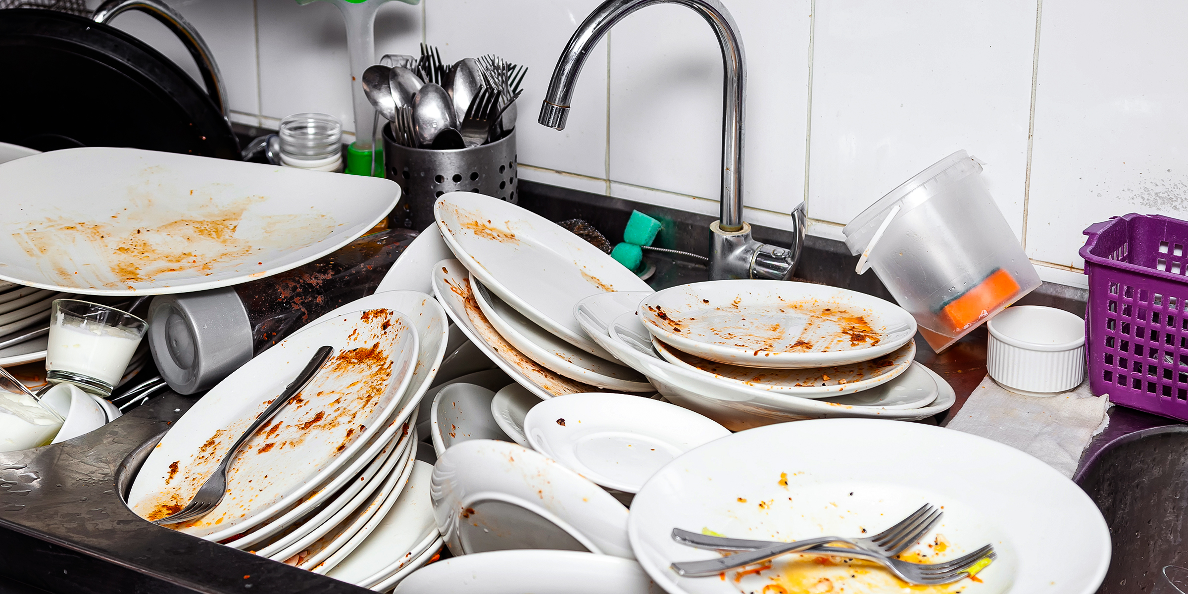 A sink full of dishes | Source: Shutterstock
