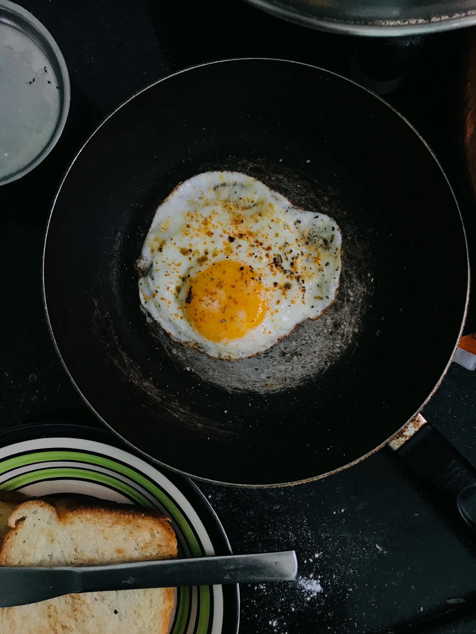A egg being cooked in a pan | Source: Pexels