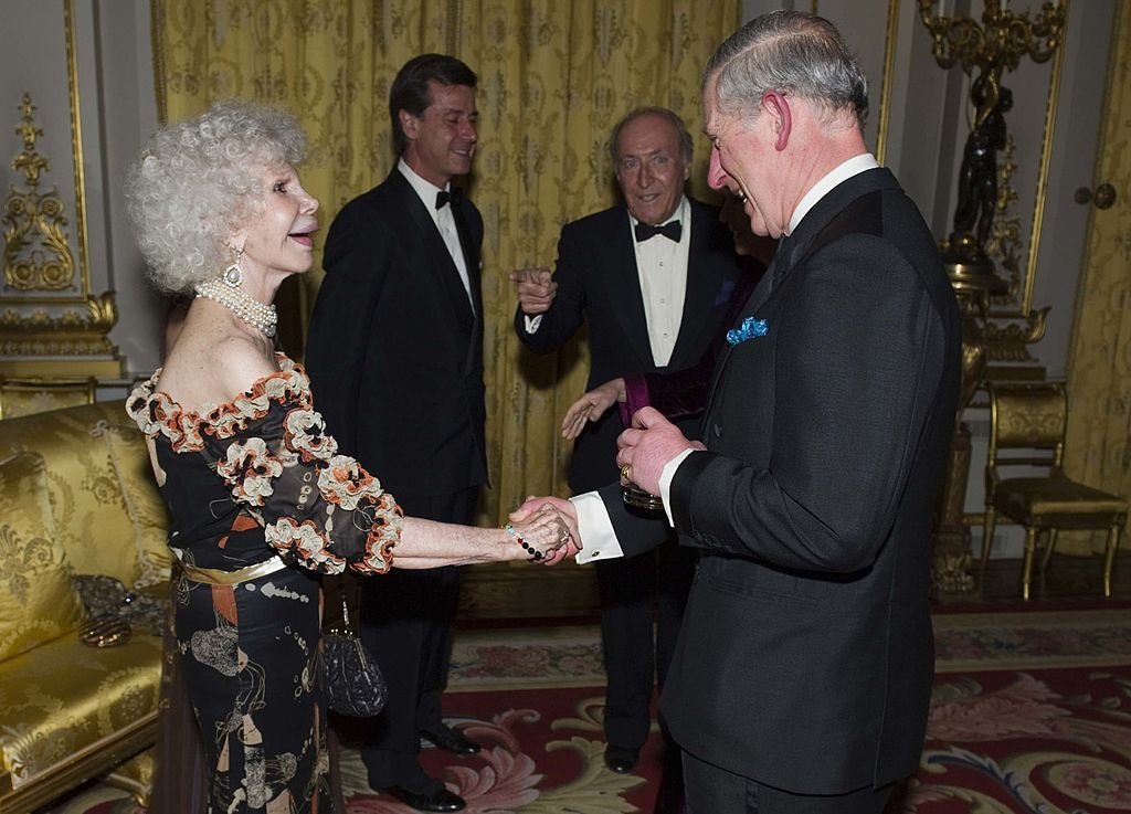 El Príncipe Carlos y Cayetana Fitz-James Stuart en una cena de gala benéfica en el Palacio de Buckingham, el 1 de febrero de 2011, en Londres, Inglaterra. | Foto: Getty Images
