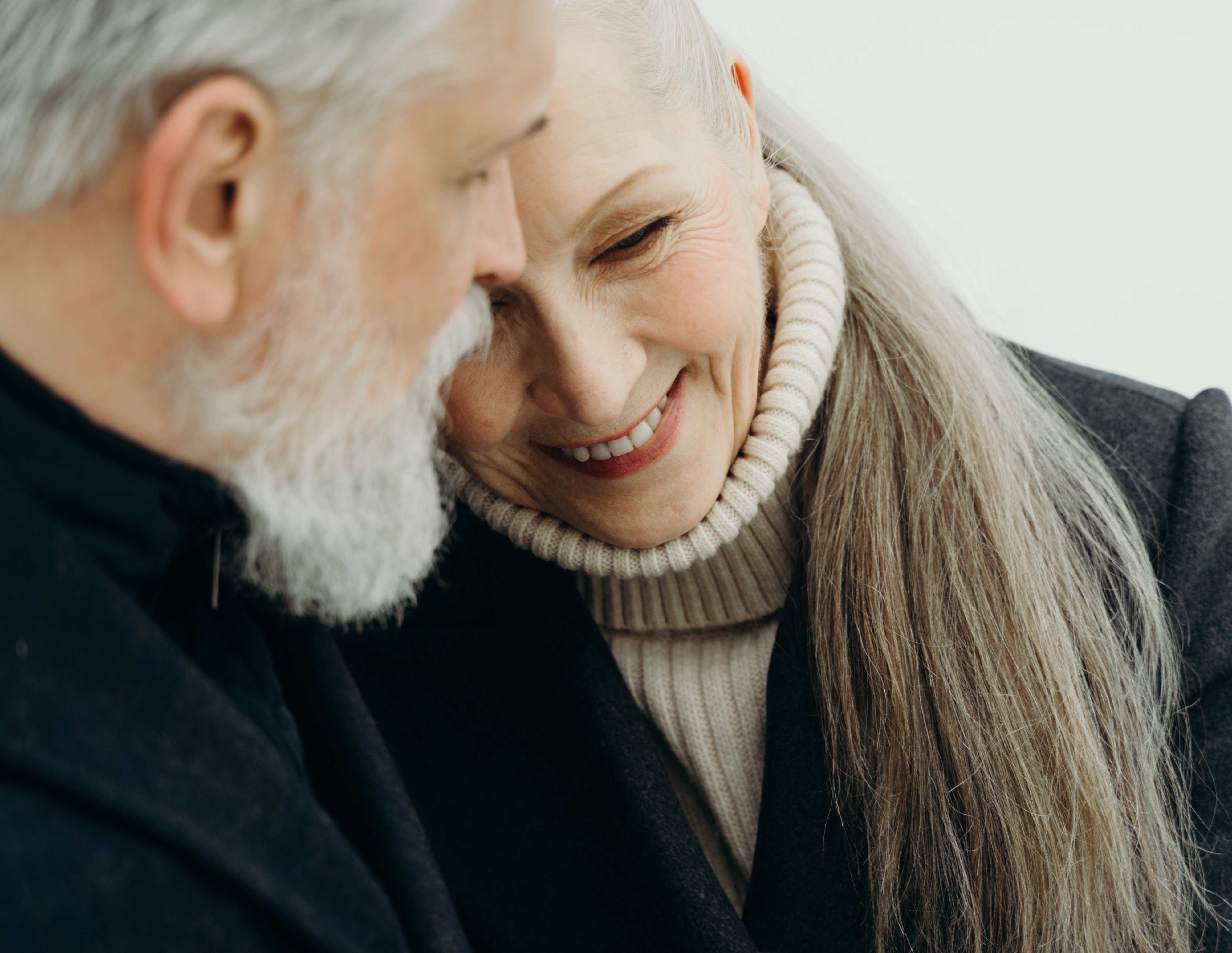 An elderly couple smiling. | Source: Pexels