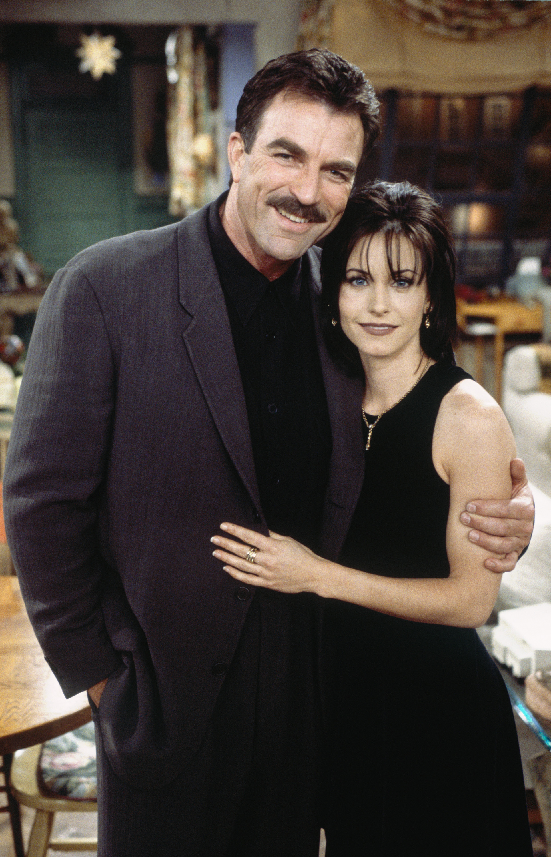 Tom Selleck and Courteney Cox on the set of "Friends," 1996 | Source: Getty Images