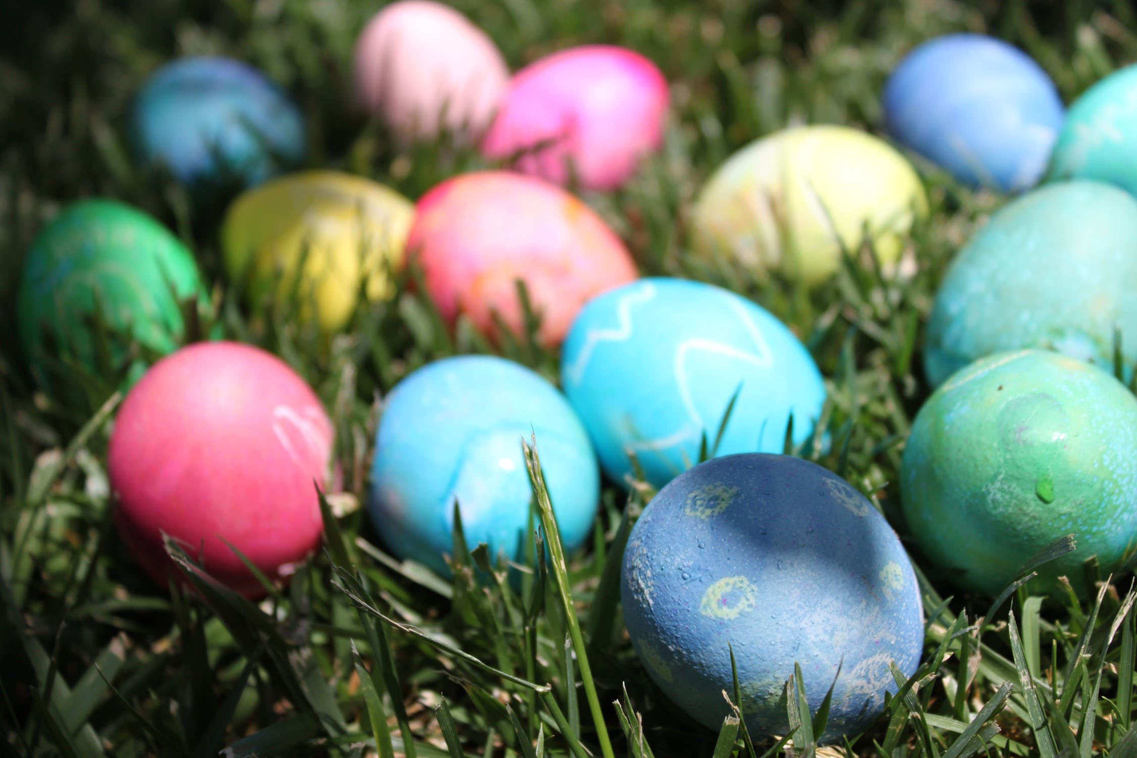 Huevos sobre el pasto decorados para Pascua. | Imagen: Pexels