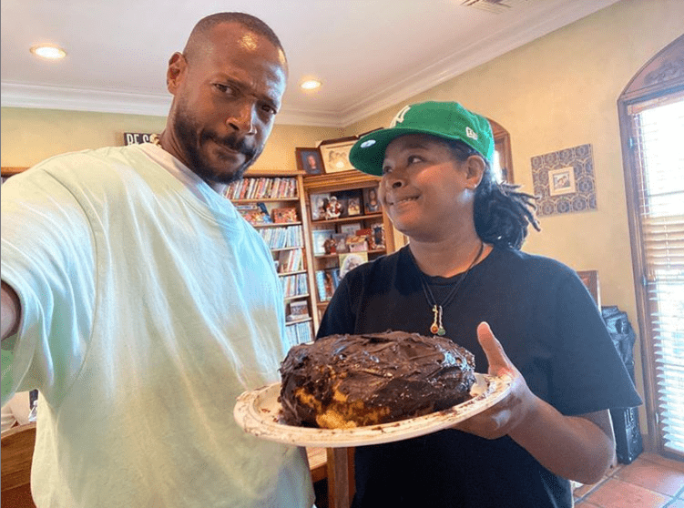 Marlon Wayans recieves a birthday cake from his neice Chaunté Wayans| Photo: Instagram/marlonwayans