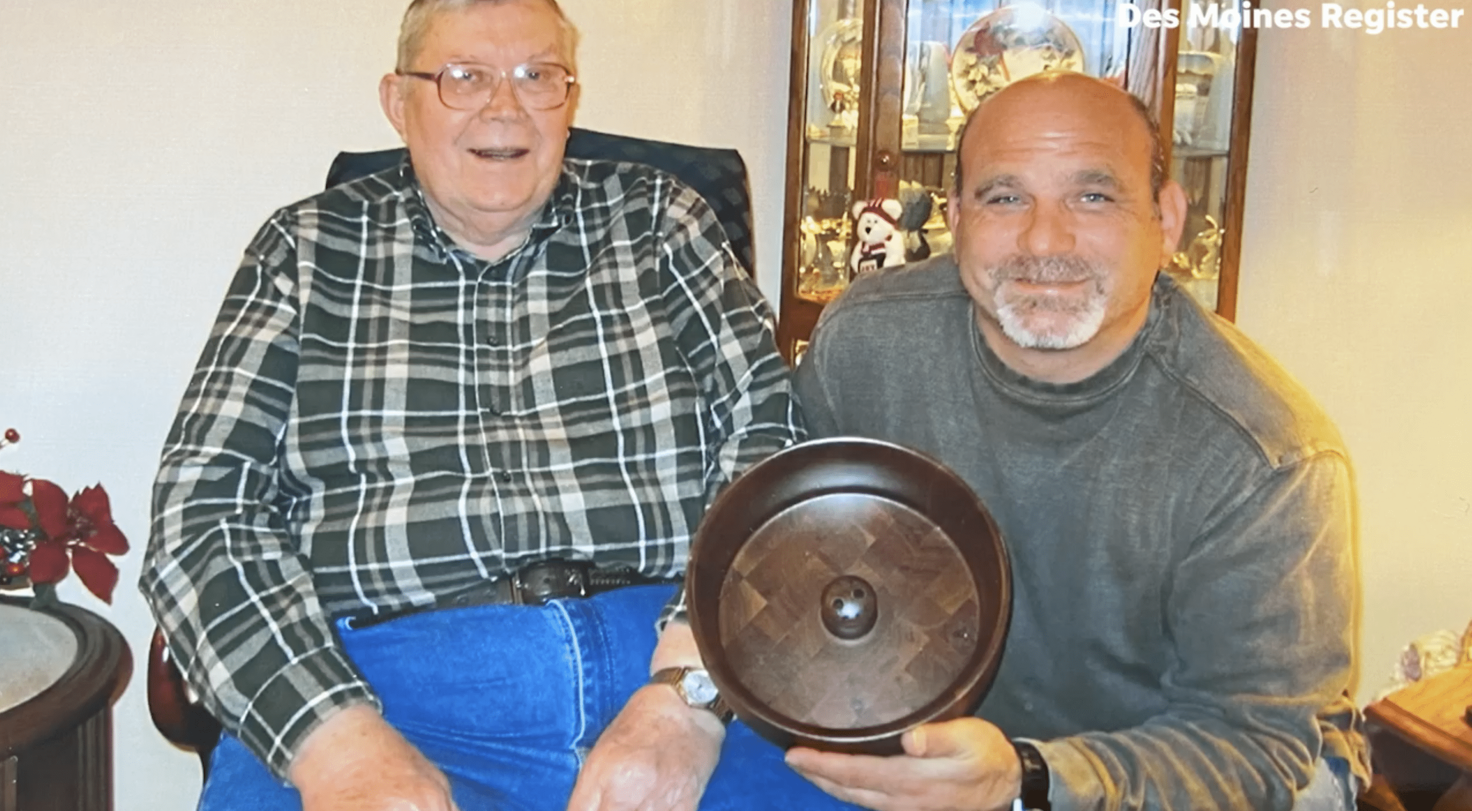 Mark Hansen with his father, Rodney Hansen. | Photo: facebook.com/DesMoinesRegister/videos