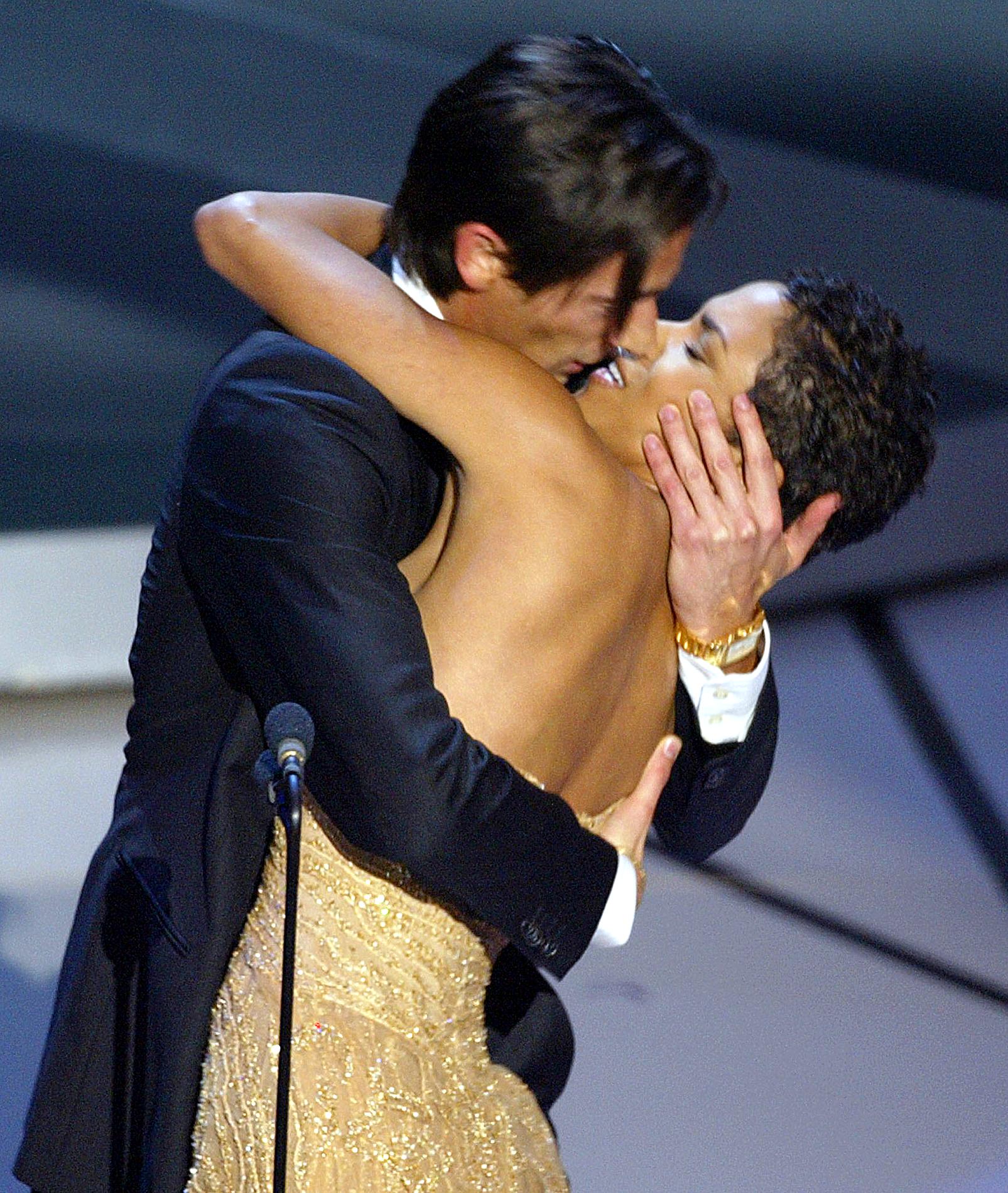 Adrien Brody kissing Halle Berry at the 2003 Oscars. | Source: Getty Images